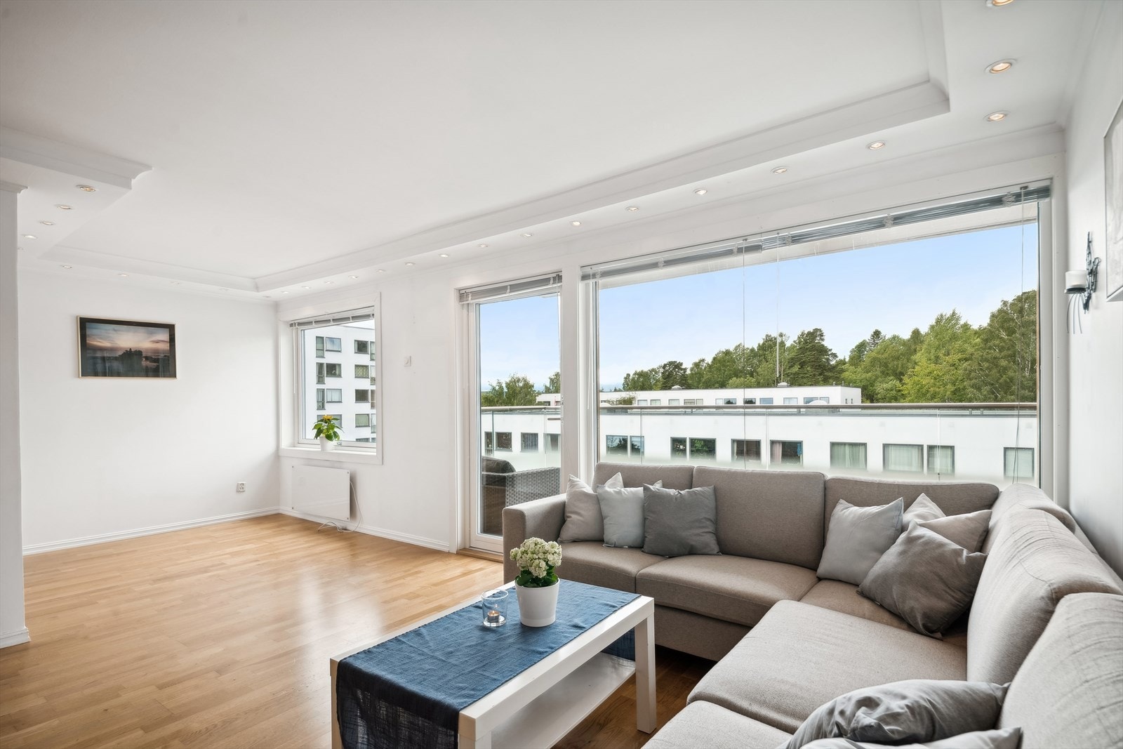 Stue med store vindusflater og utg. til solrik balkong. Det er også muligheter for å dele av til et soverom til i stue Galleribilde