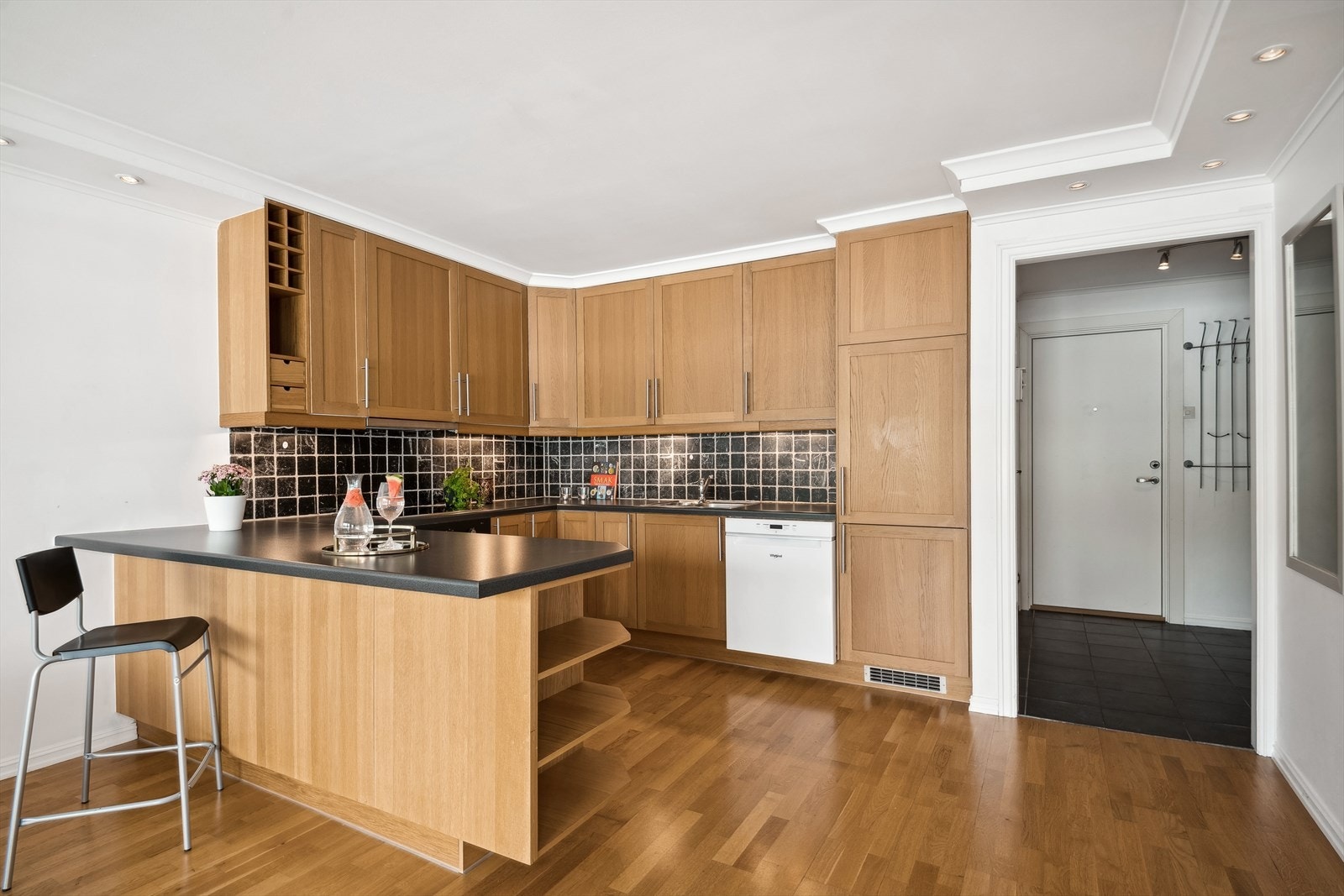 Kjøkken med barløsning og muligheter for sitteplasser. Galleribilde