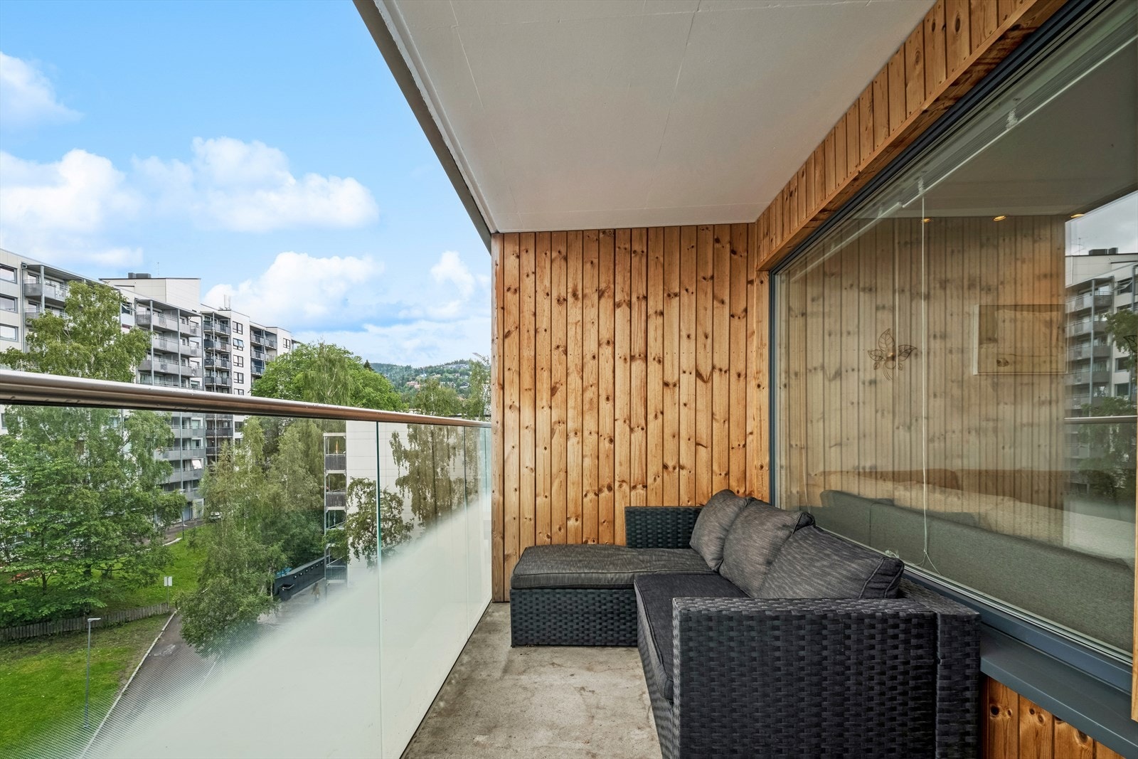 Utgang til stor balkong med flott utsikt og ettermiddagssol Galleribilde