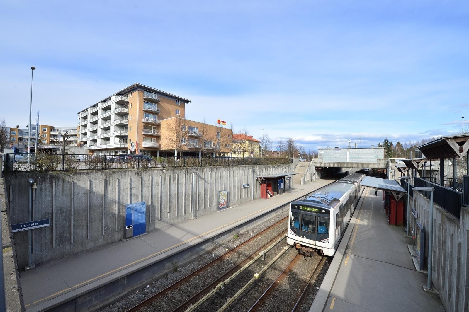 Kort gangavstand til Hovseter T-bane. Her går det også buss samt flybuss. Galleribilde