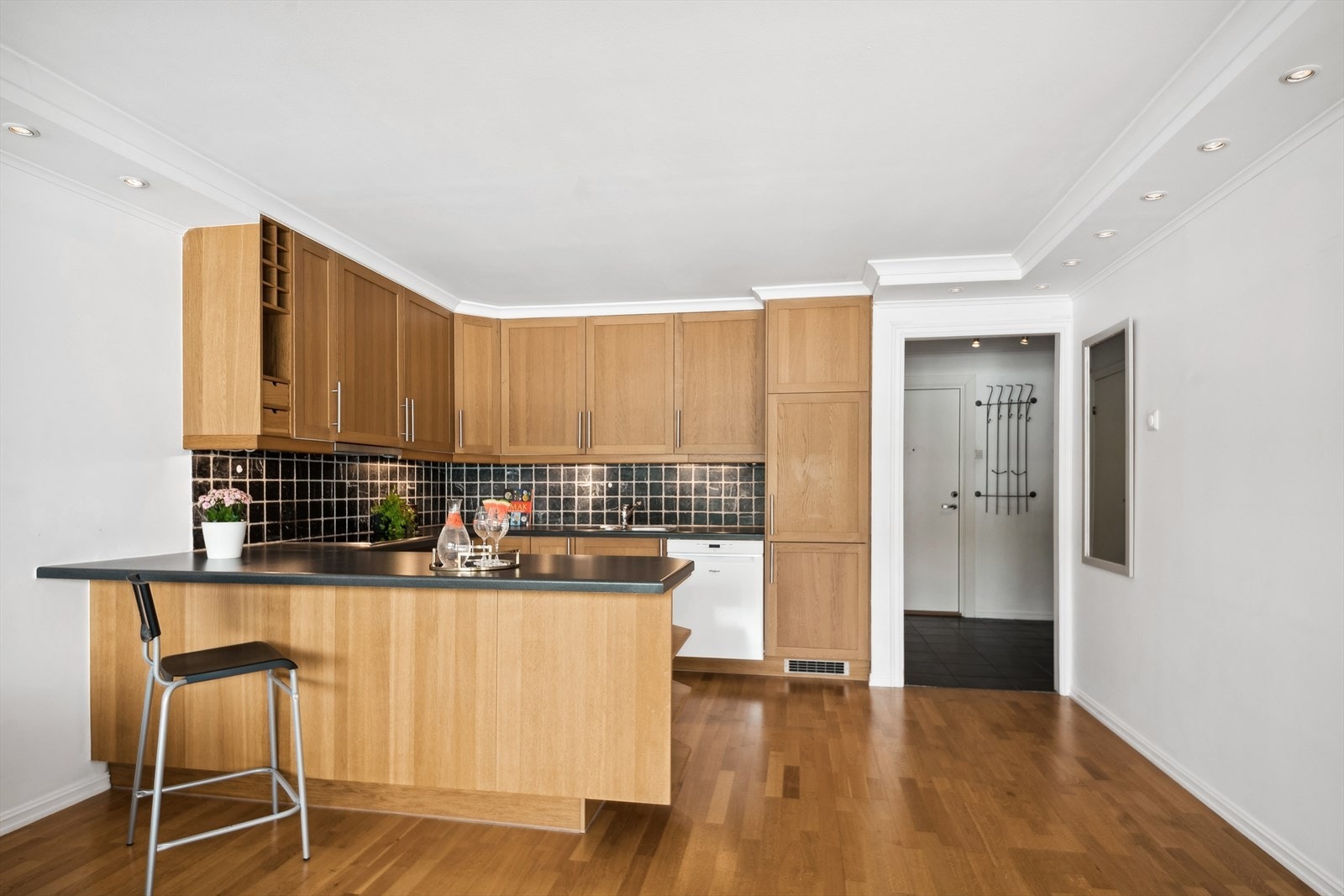 Flott kjøkken med hvitevarer Galleribilde