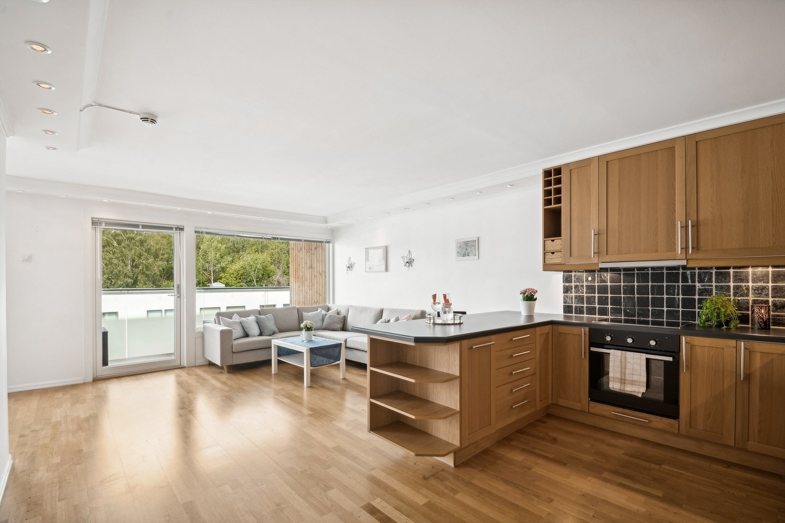 Kjøkkenet blir et sosialt rom med en åpen løsning til stuen. Galleribilde