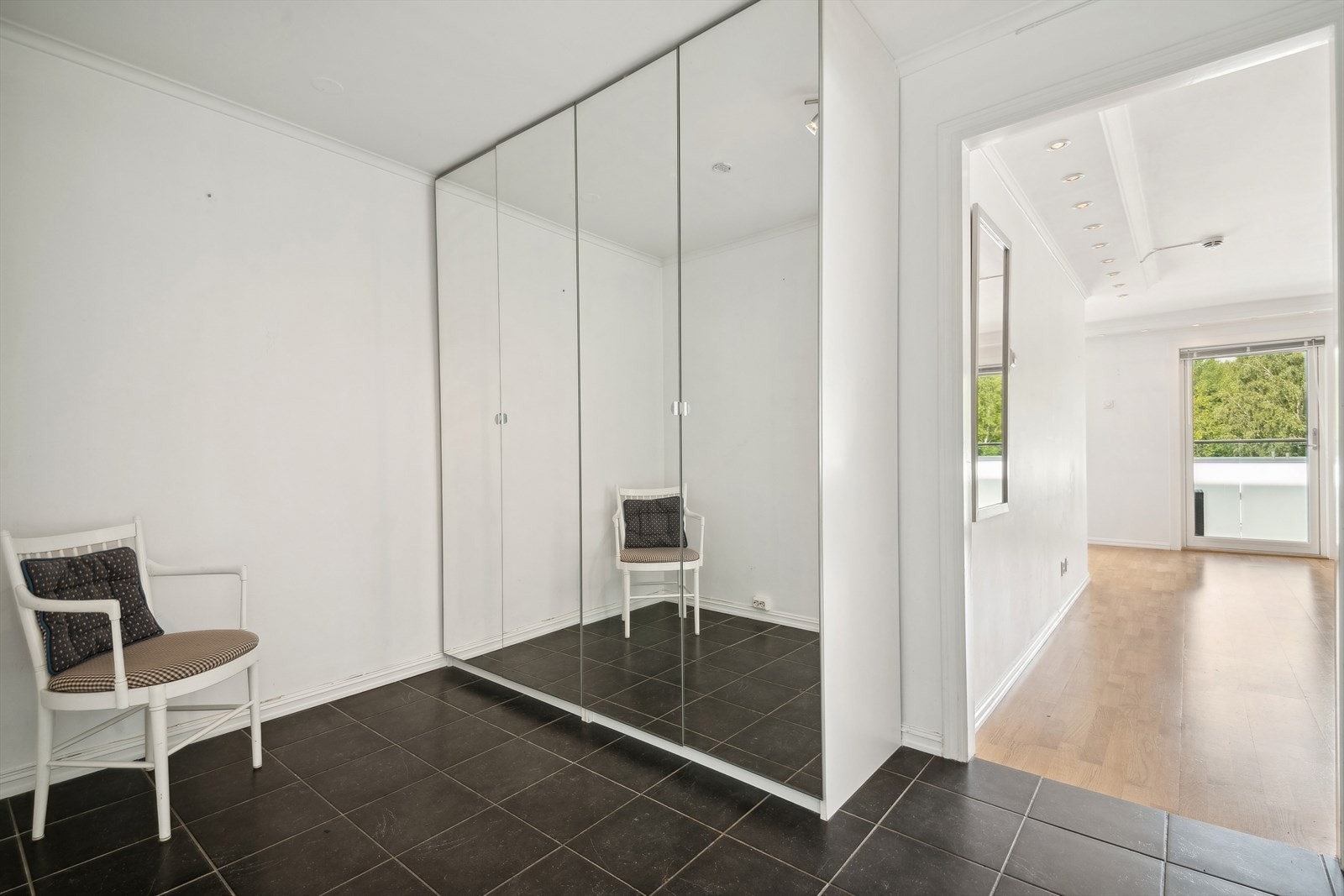 Romslig entrè med garderobeskap Galleribilde