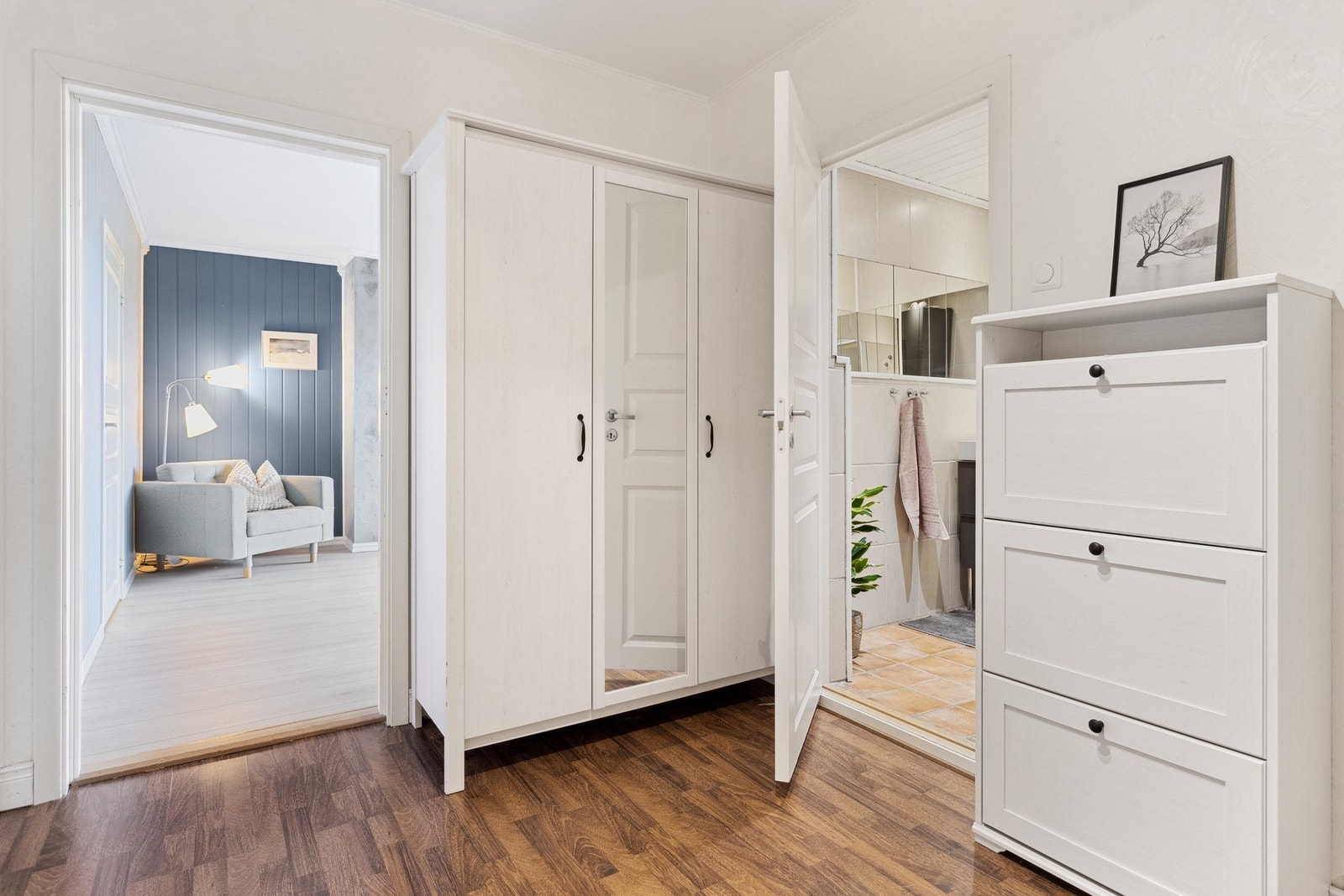 De øvrige soverommene og bad/vaskerom/wc har direkte adkomst fra entréen. Galleribilde