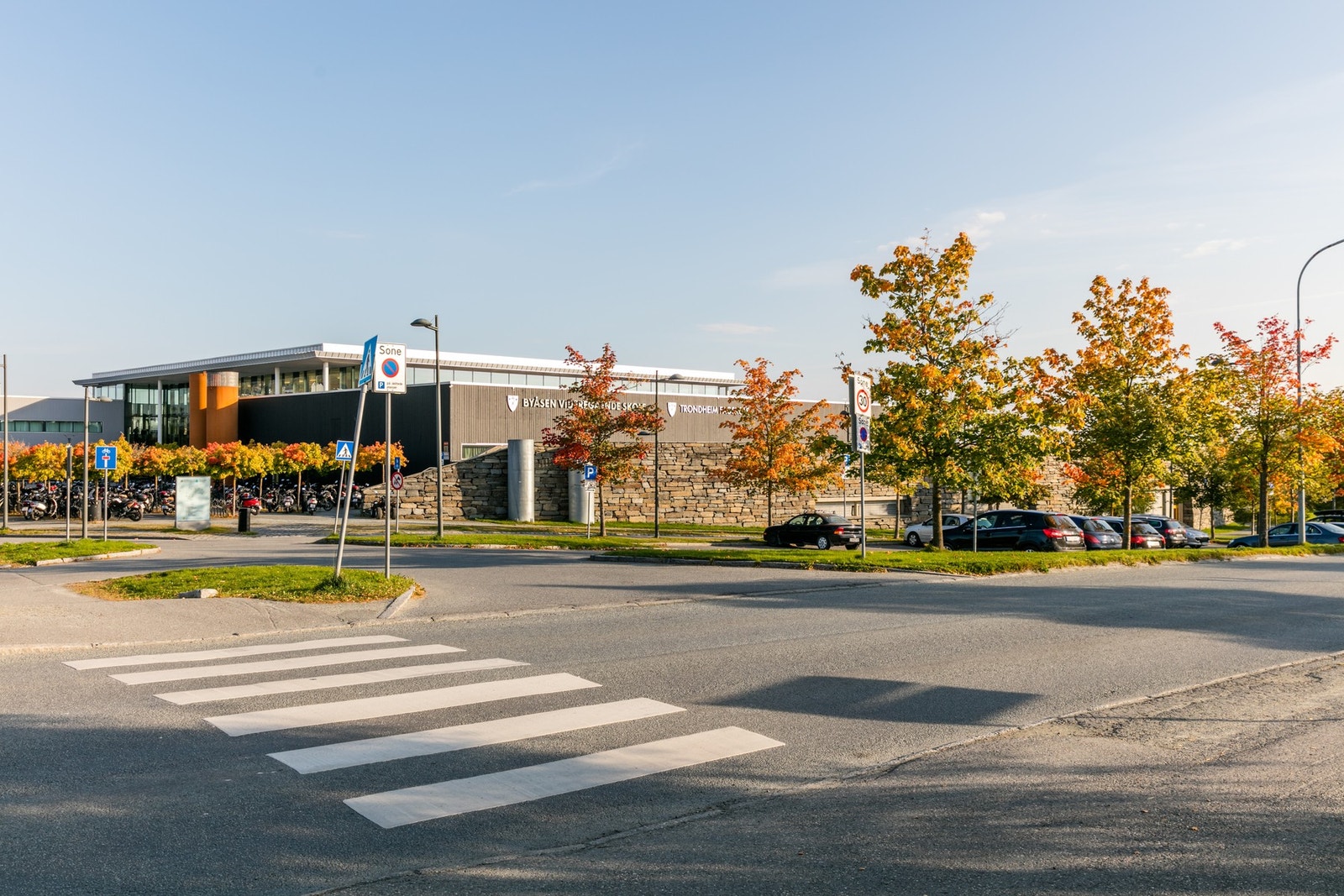 Like i nærheten ligger Byåsen videregående skole, med bibliotek, idrettshall og 3T treningssenter. Galleribilde