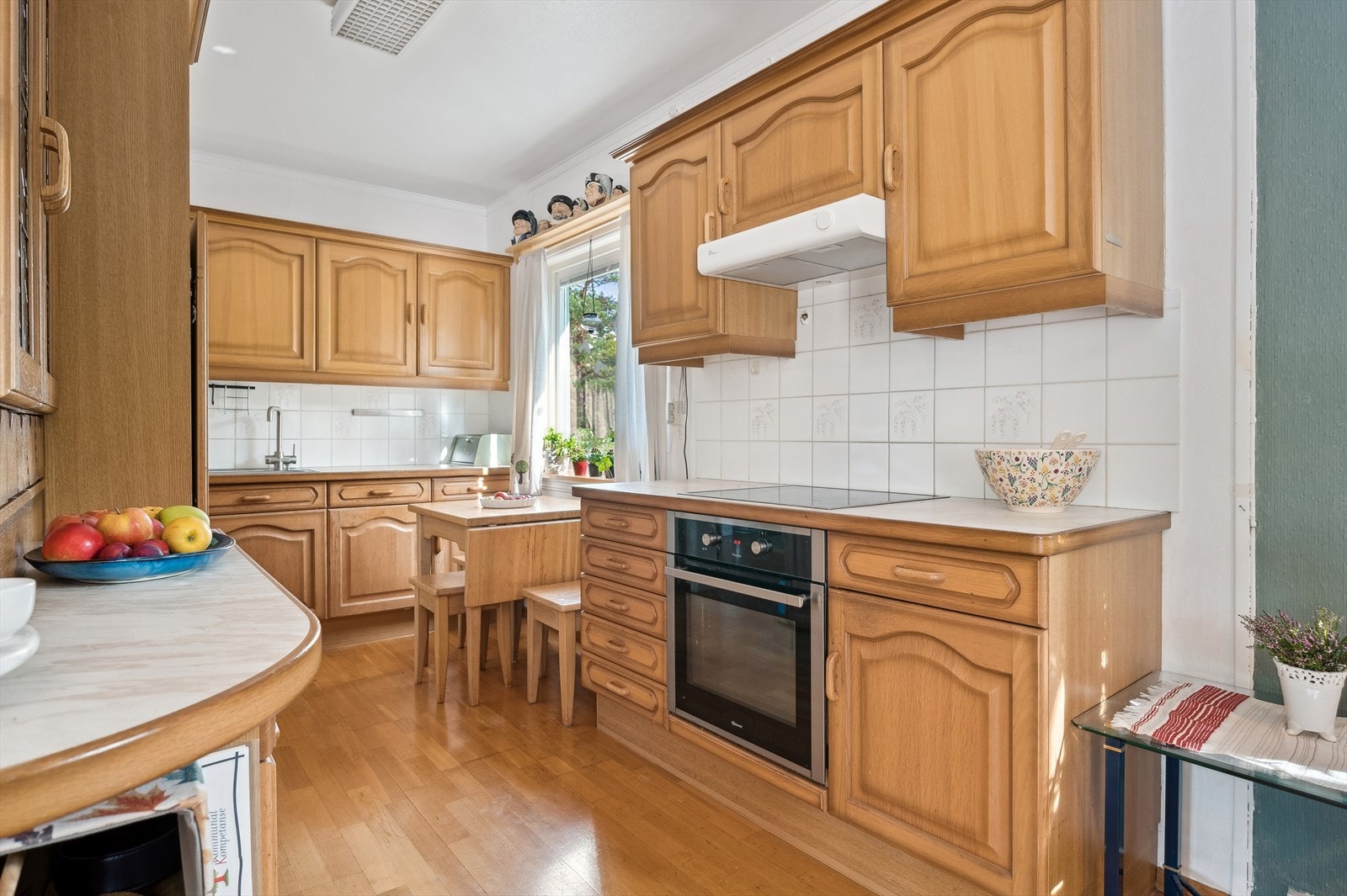 Kjøkkeninnredning med profilerte fronter av eik Galleribilde