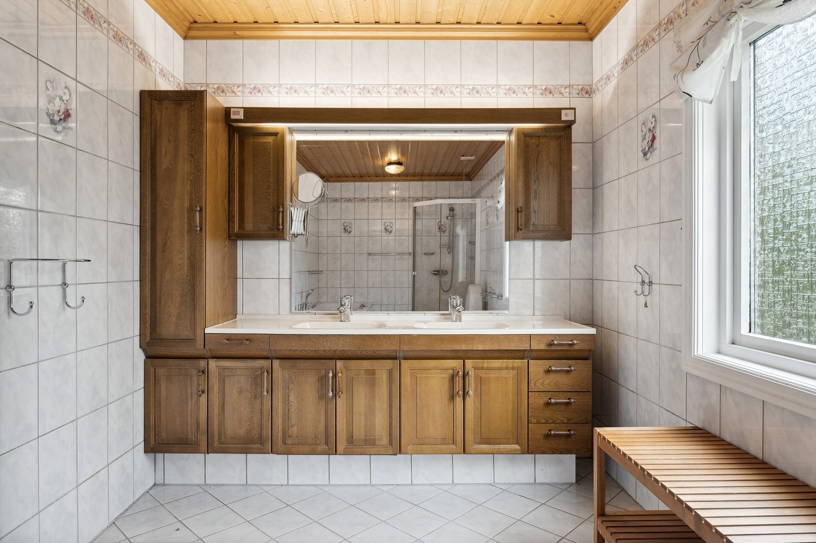 Romslig baderom - Godt med skapplass - Dobbel servant, dusjhjørne og badekar Galleribilde