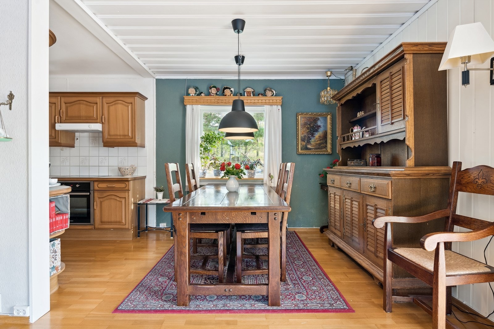 Åpen løsning mellom stue og kjøkken - God plass til spisestue Galleribilde