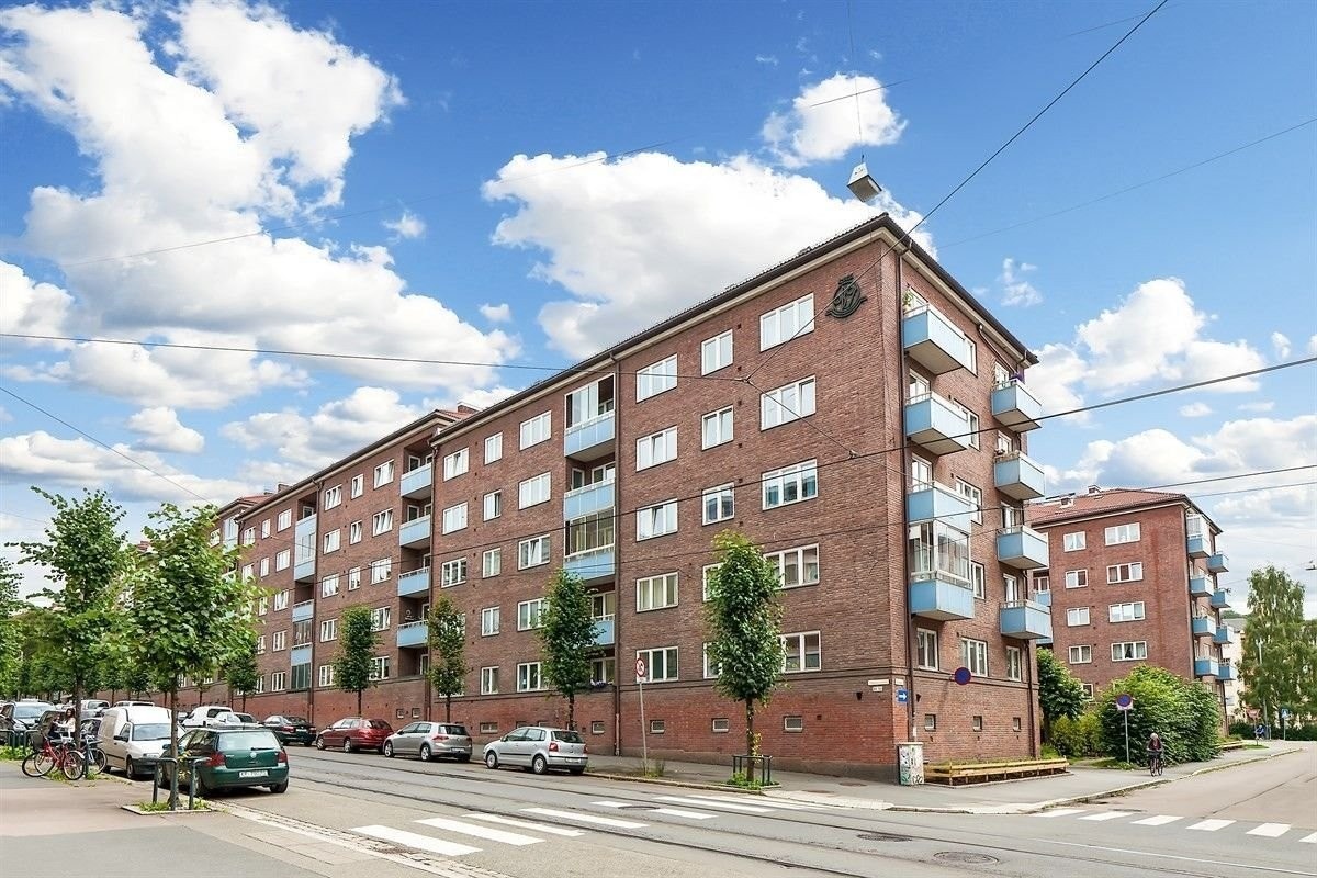 Fasadebilde. Leilighetens plassering ses ved nederste blå balkong, til høyre på nærmeste side. Galleribilde