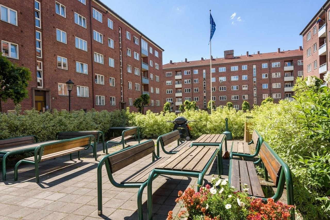 Godt med sitteplass for beboerne i bakgården. Galleribilde