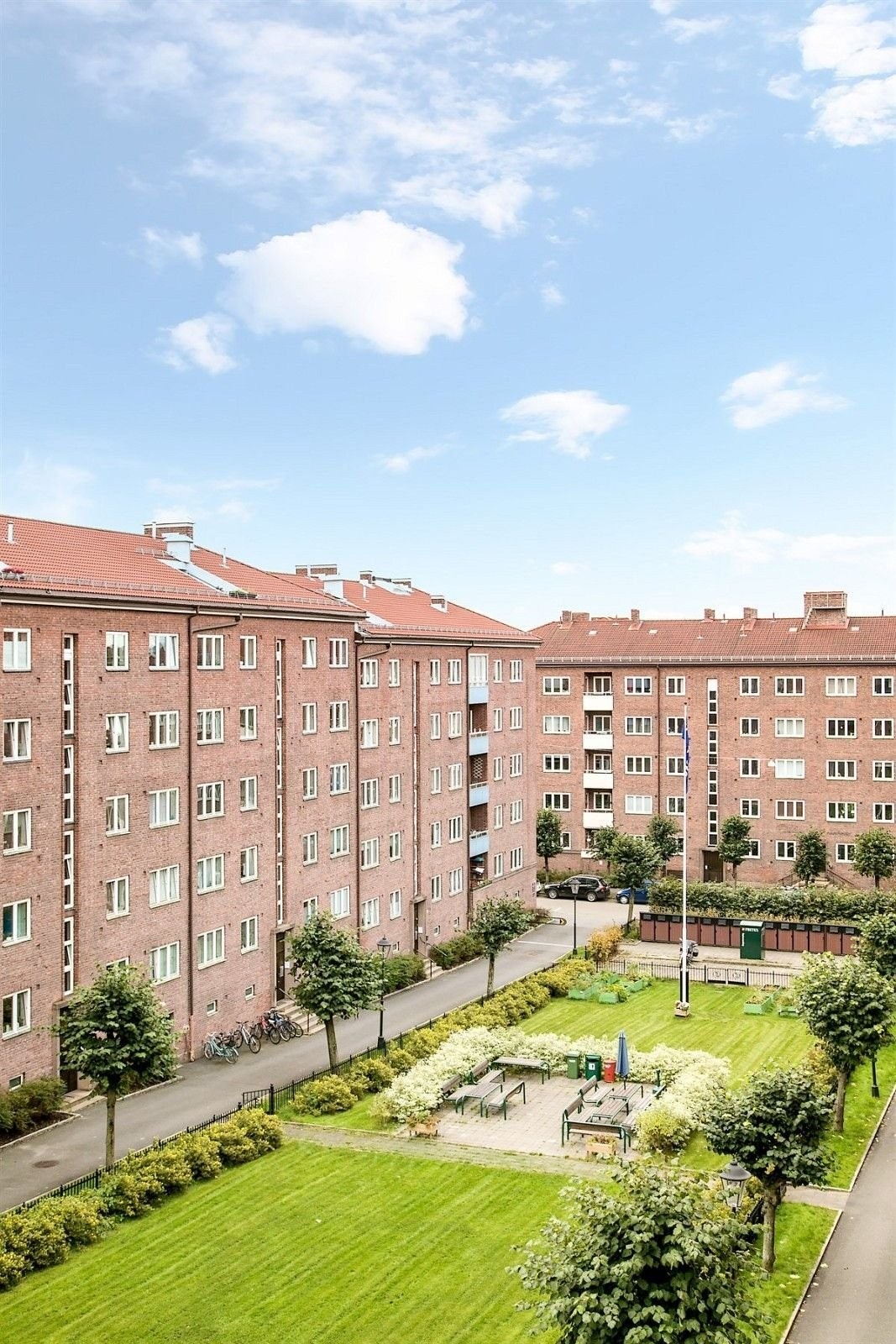 Her nyter Engelsborgs beboere fine dager og kvelder, og i sommermånedene disponeres det flere griller. Det er nylig bygget pergola øverst i indre gårdsrom, som gir skygge og ly og et trivelig preg. Galleribilde