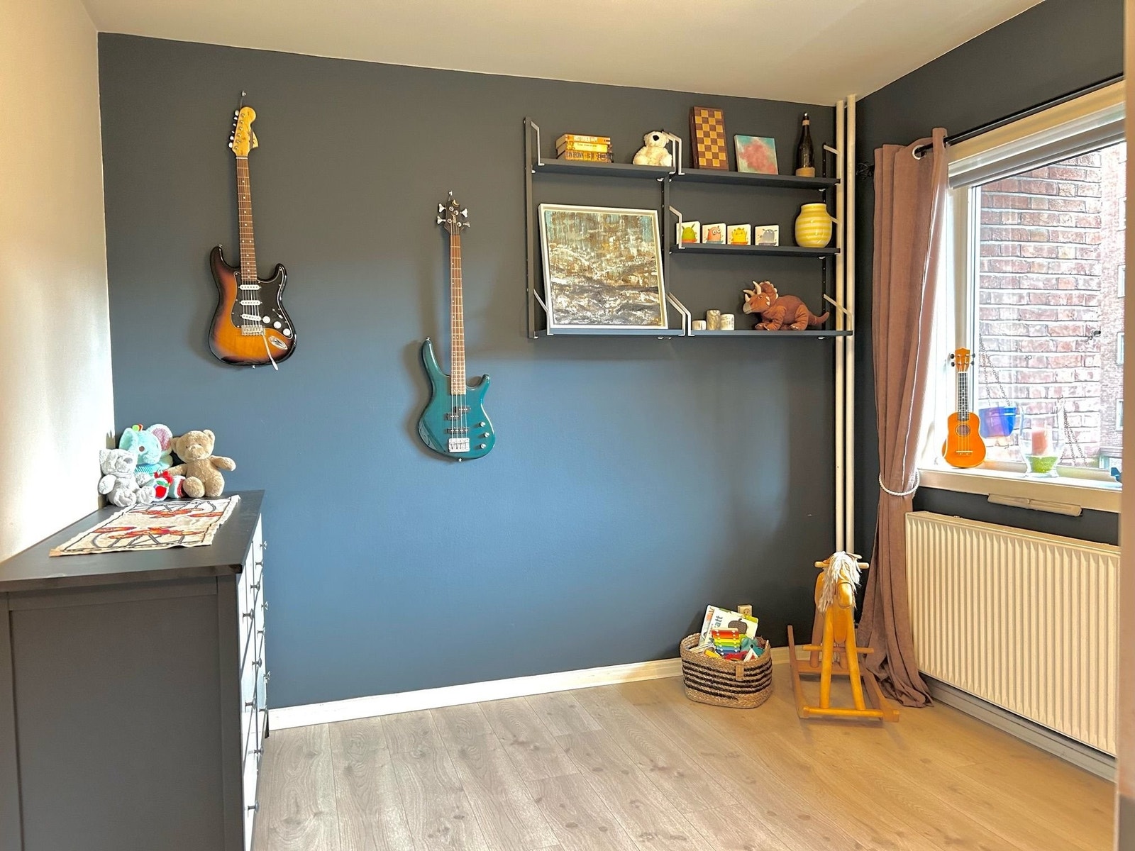 Soverom to med inngang fra gangen har god plass til både dobbeltseng, kommode og øvrig ønsket møblement. Galleribilde