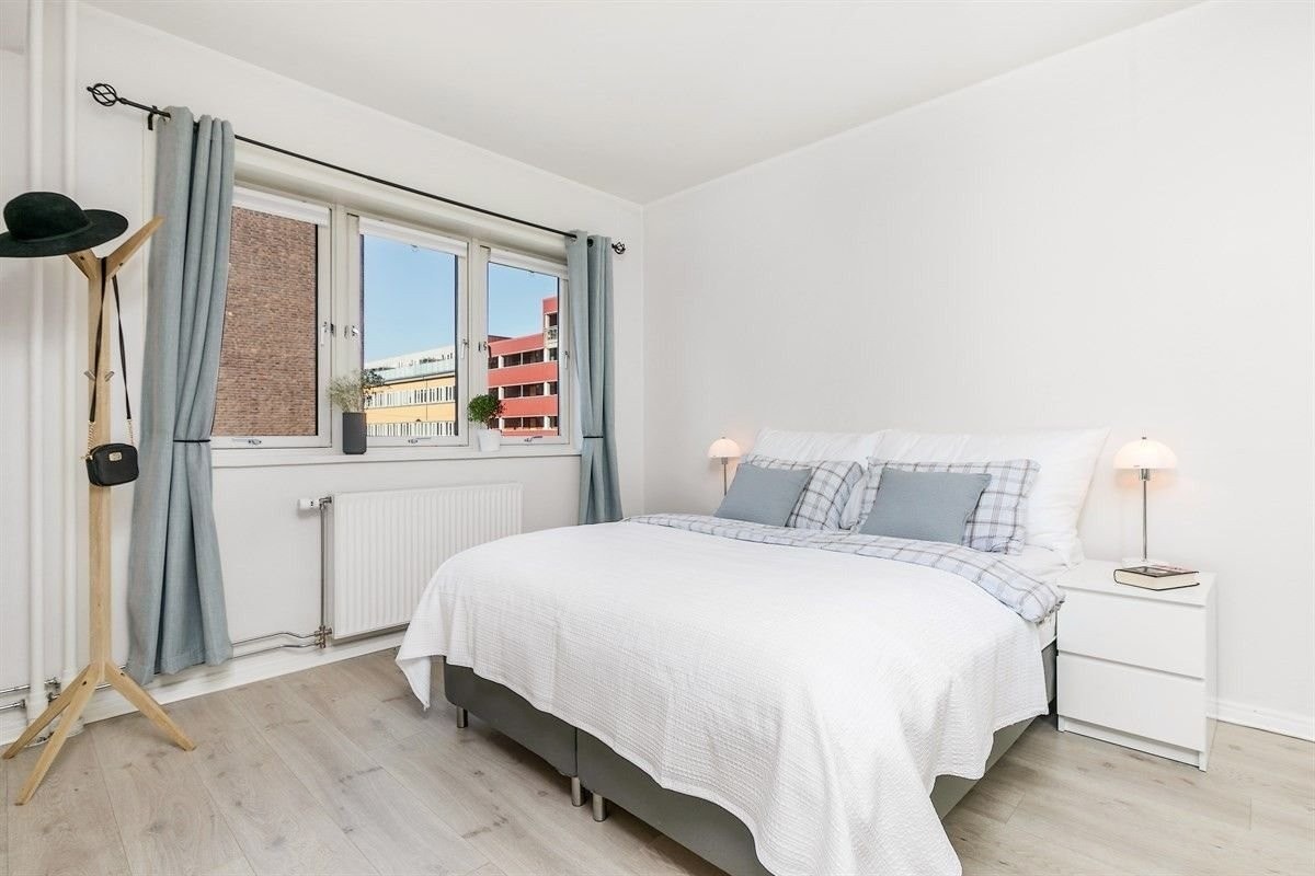 Hovedsoverommet er lyst og innbydende, praktisk utformet med tilknytning til stuen. Her er det romslig, med god plass til både dobbeltseng og nattbord, samt øvrig ønsket møblement. De sørvendte, store vindusflatene gir rikelig med både lys og lufting. Galleribilde