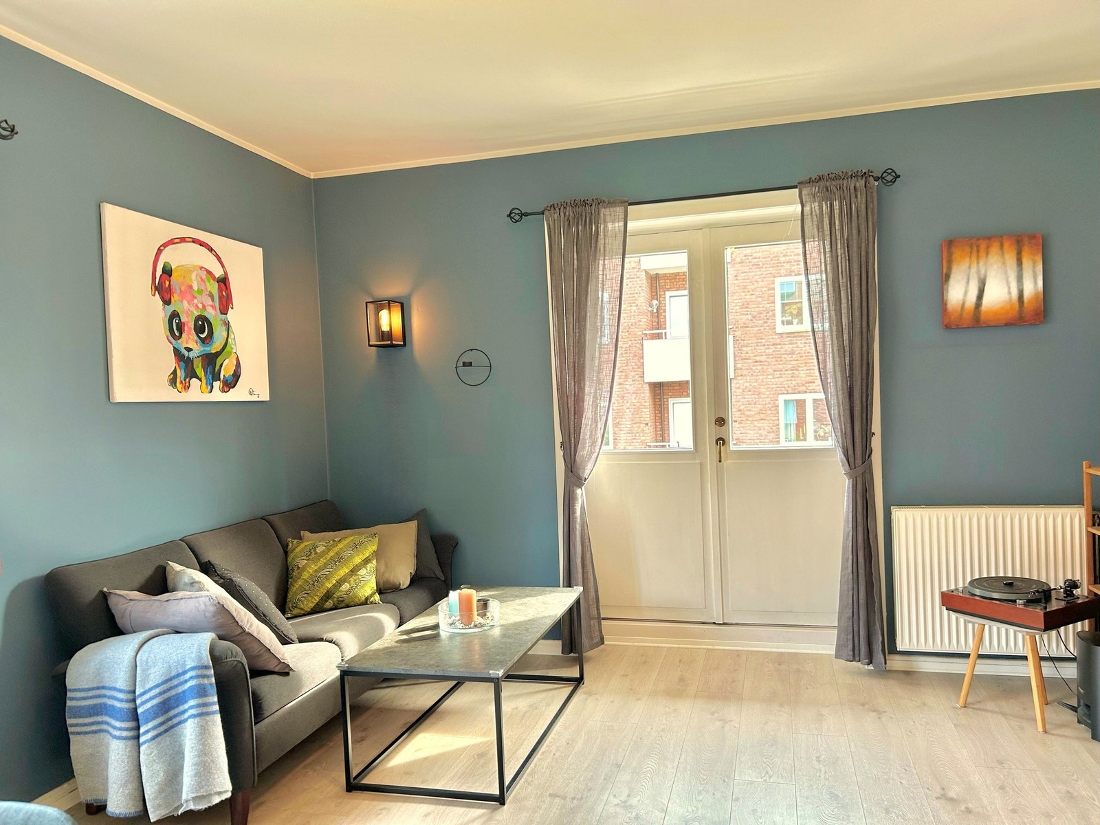 Lun og romslig stue. Galleribilde