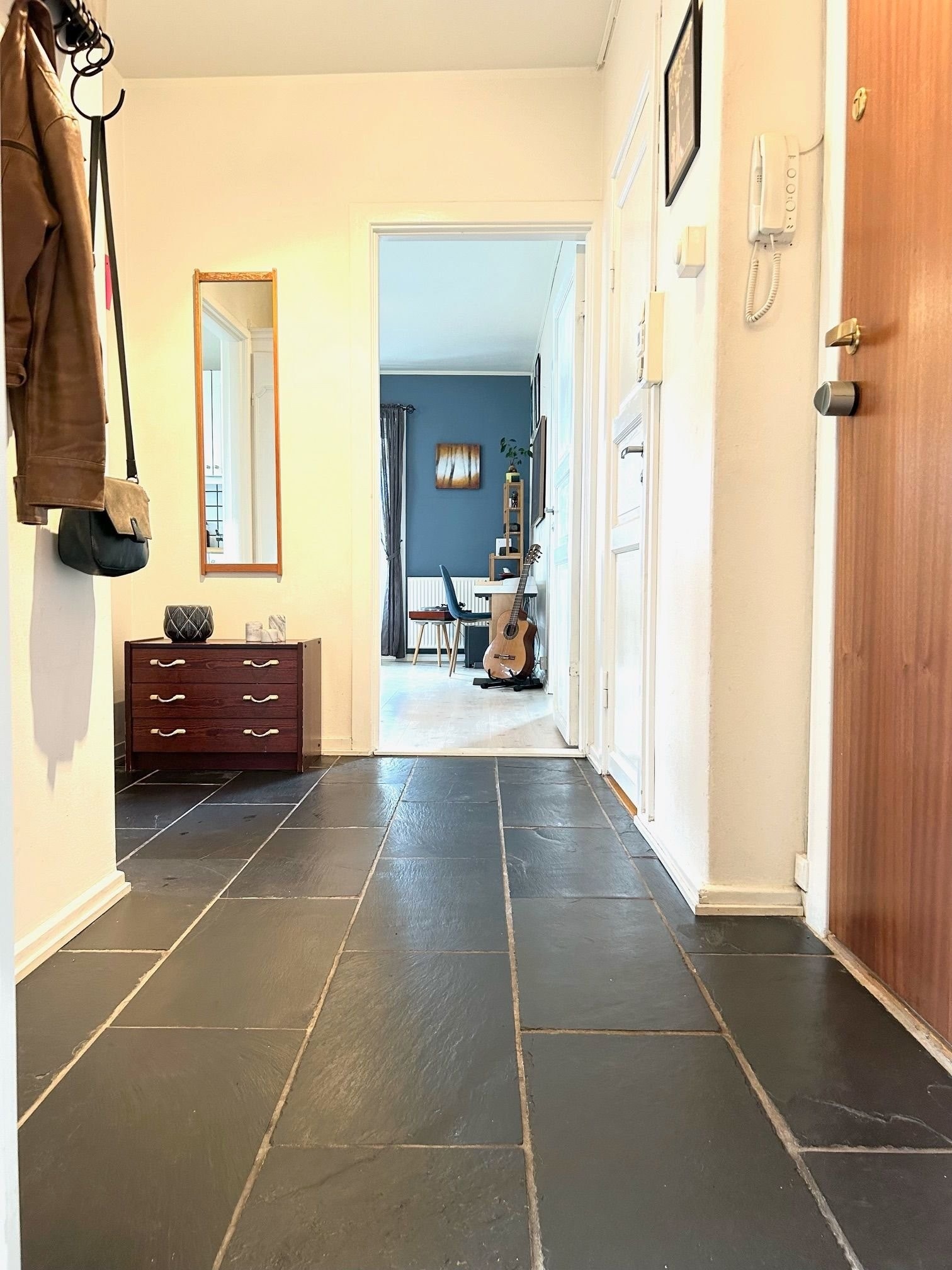 Romslig og pen flislagt gang med varmekabler. Galleribilde