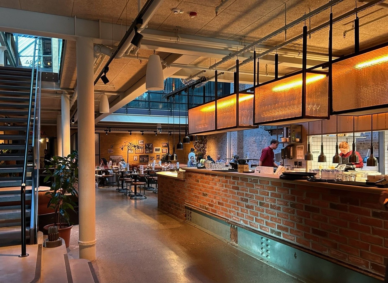 Nyåpnede Carls på Carl Berners plass byr på stemningsfull restaurant og vinbar, shuffle board og eventer som podcast-innspilling, stand up og fotballkvelder. Galleribilde