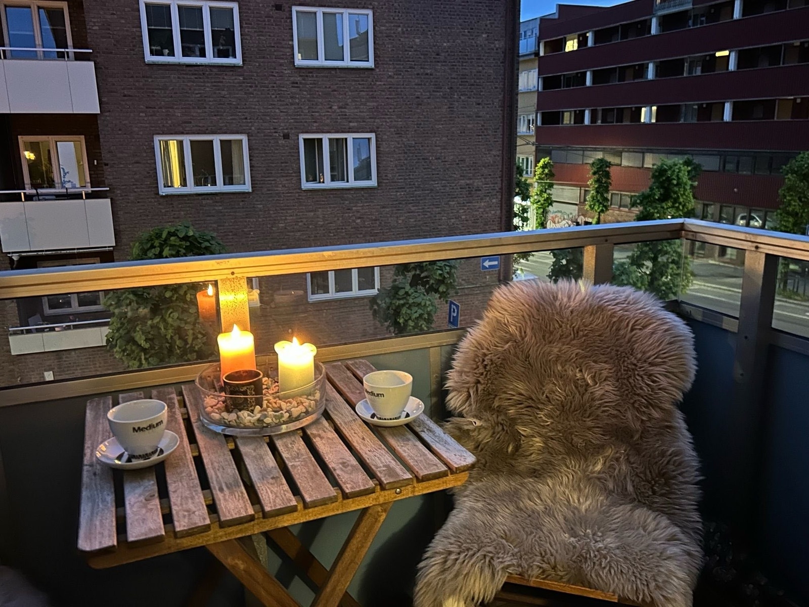 Beboers bilde fra balkong på kveldstid. Her er det stemningsfullt og trivelig. Galleribilde