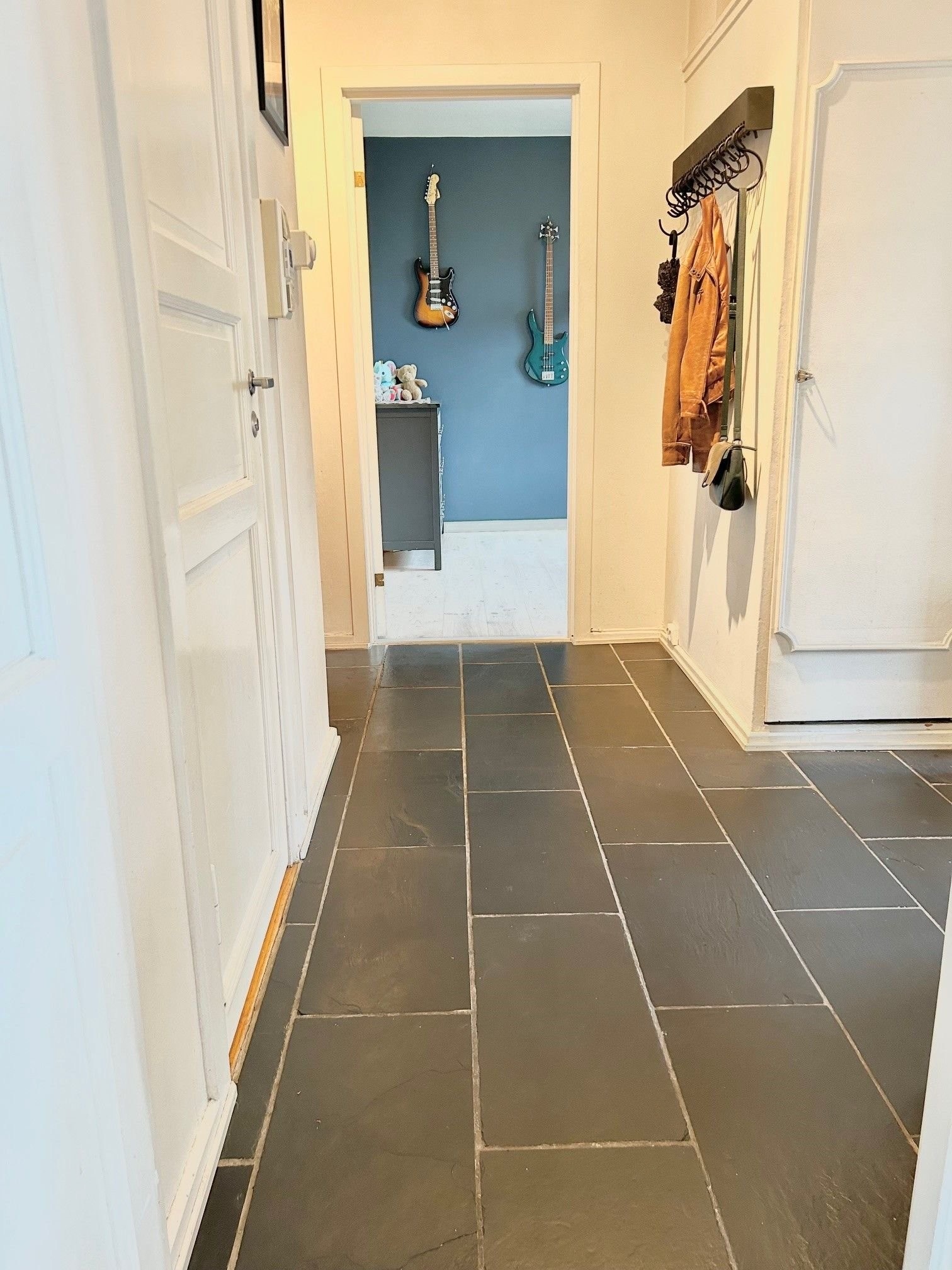 Godt med plass til jakker og sko i gangen, samt i innebygget skap. Galleribilde