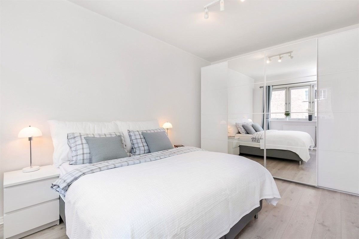 Svært godt med skapplass på soverommet. Stor skyvedørsgarderobe med speil medfølger salget. Galleribilde