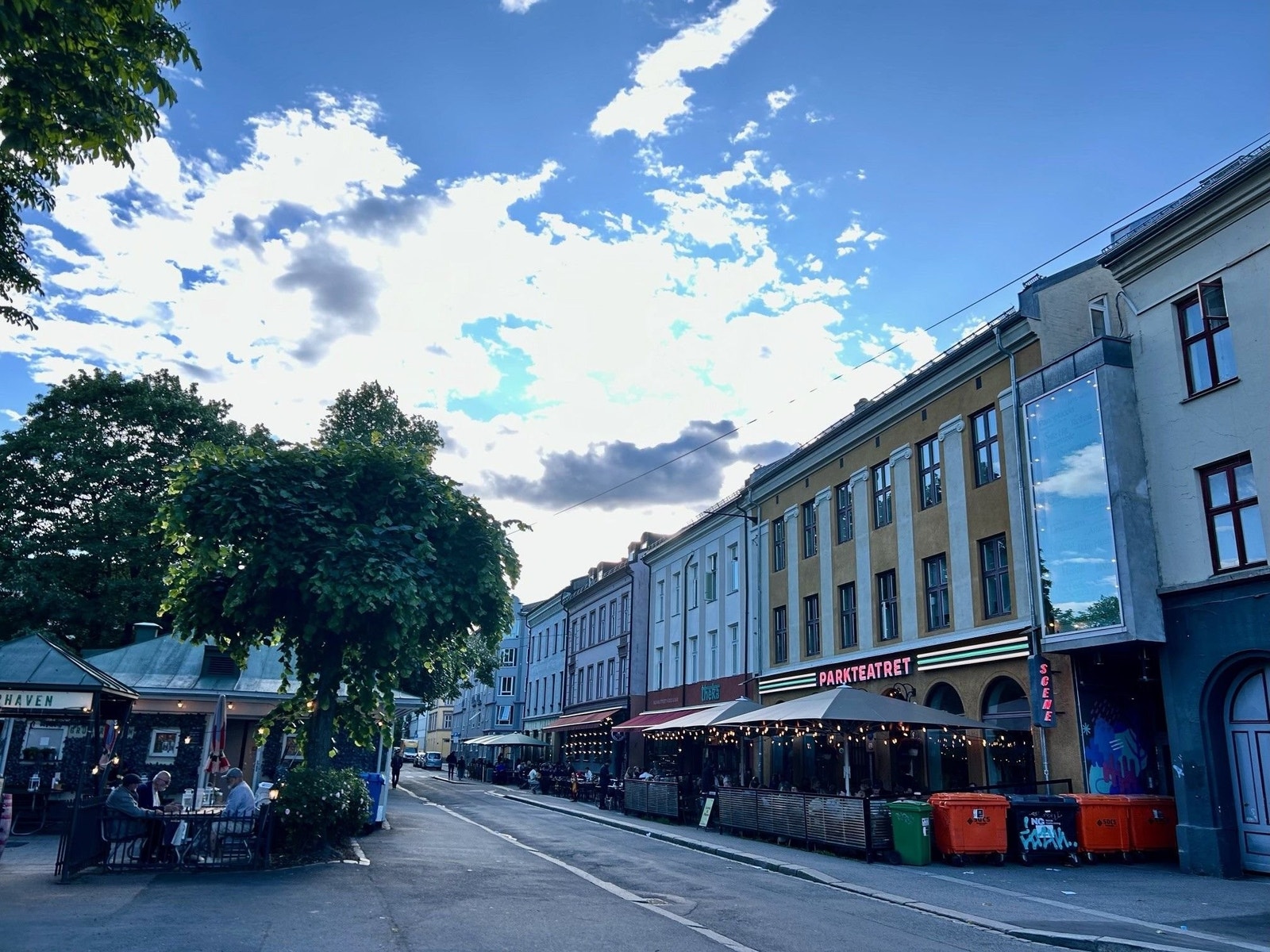 Olaf Ryes plass byr på mange koselige restauranter, perfekt for lange sommerkvelder. Galleribilde