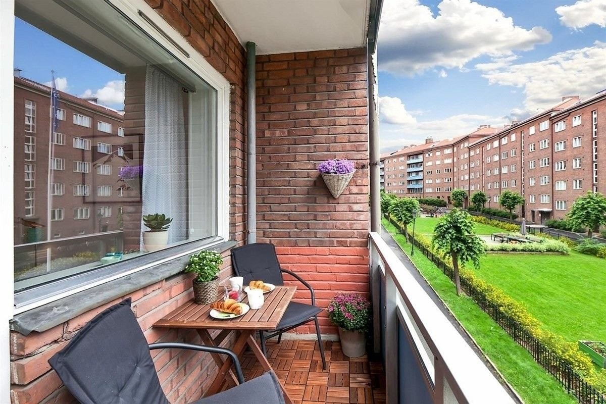 Soverommet har utgang til leilighetens andre balkong, vendt mot bakgården. Den lune plasseringen gjør at morgenkaffen kan nytes her fra tidlig vår, og solen treffer fra morgen til ca. 14.30 i sommermånedene. Galleribilde