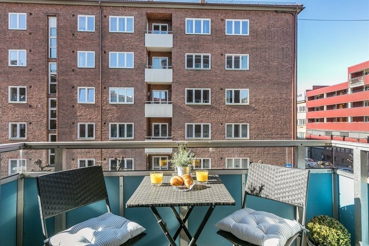 Stuen har utgang til en herlig og luftig balkong. Her er det sol fra ca. 10-20 på sommerstid. Galleribilde