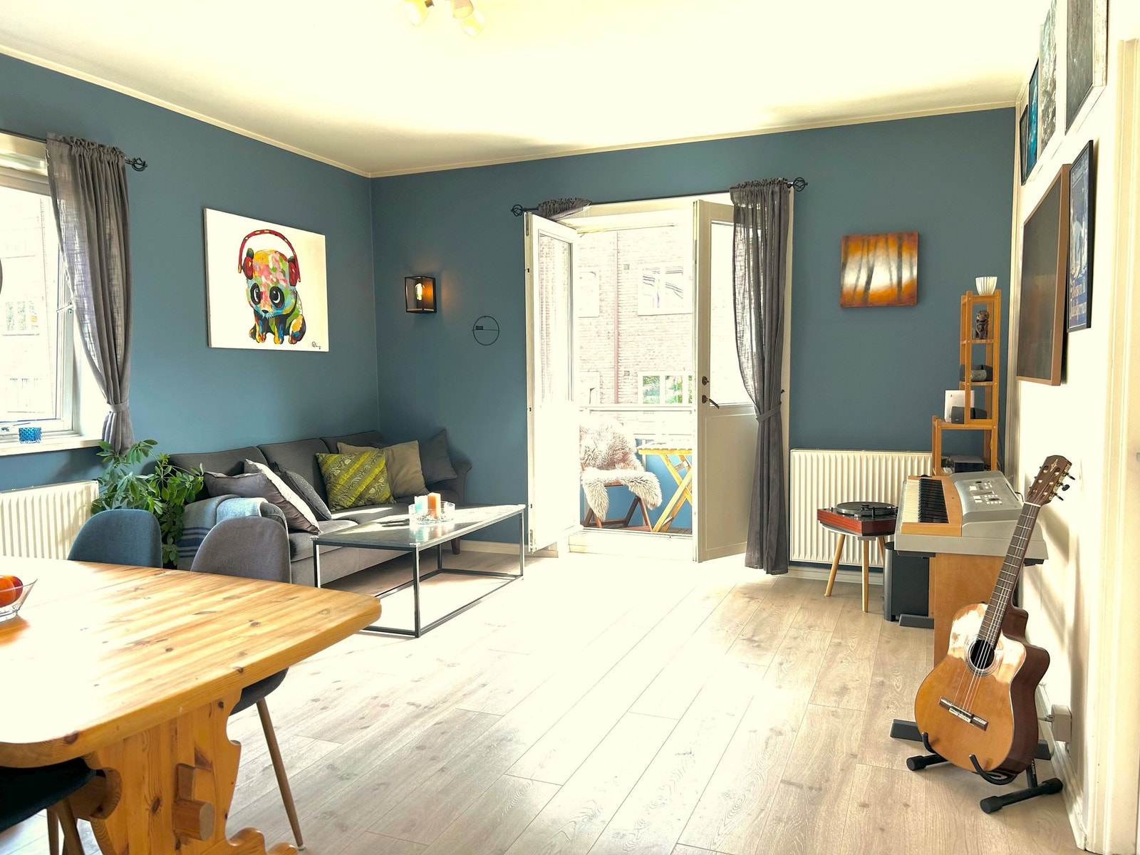 Stor og innbydende stue med god plass til både sofa, TV og tilhørende møblement og spiseseksjon. Utgang til trivelig, solrik balkong. Galleribilde