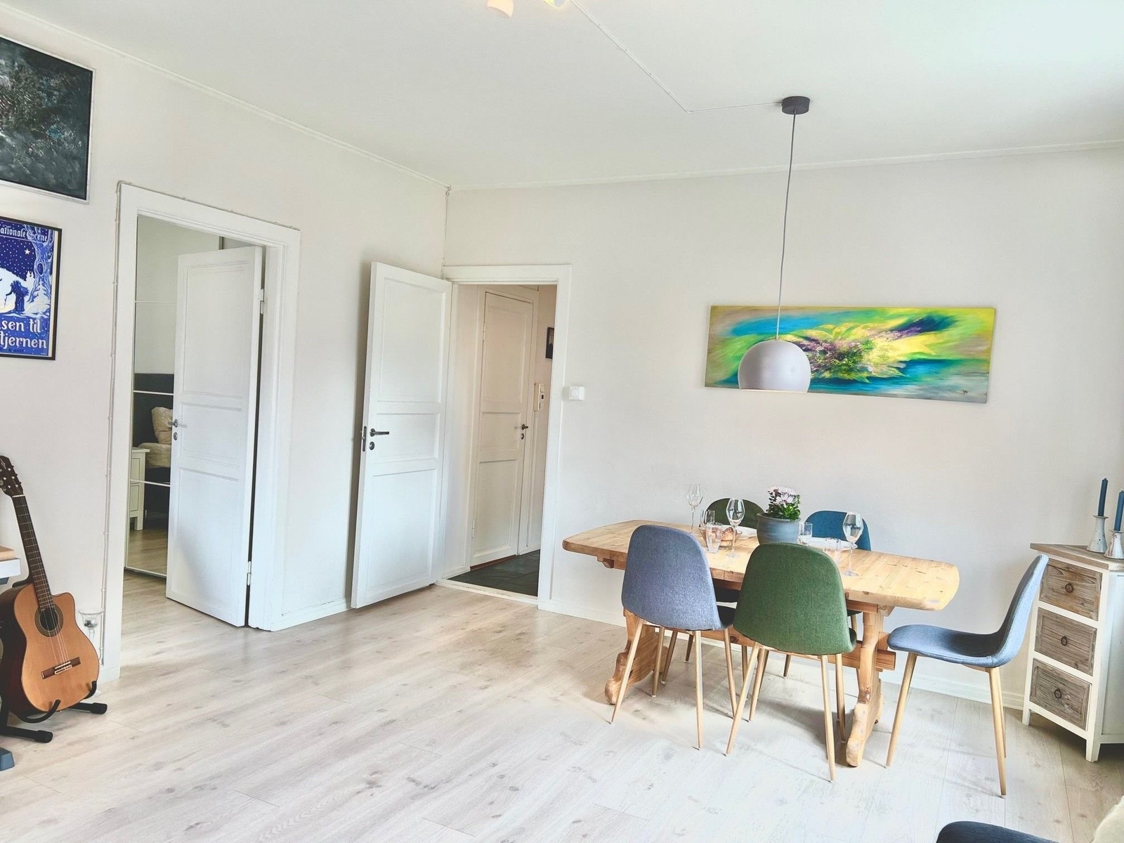 God plass til stort spisebord, her ligger alt til rette for å samle familie og venner. Galleribilde