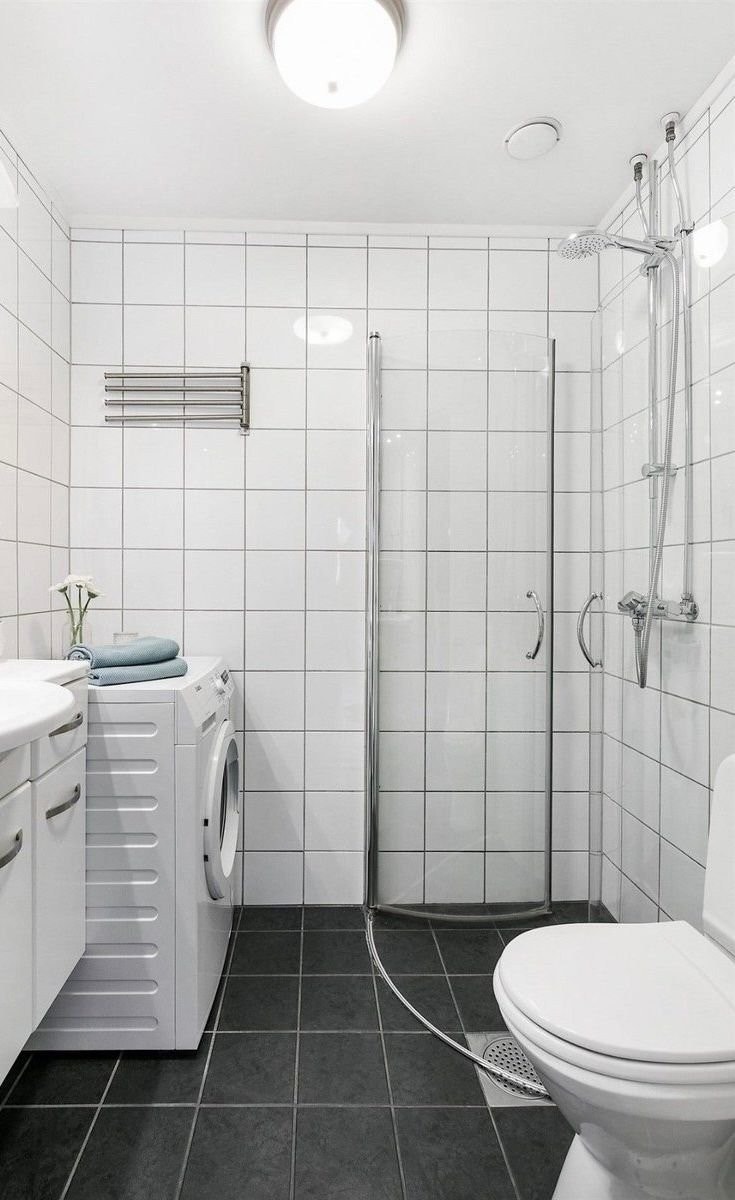 Flislagt bad med varmekabler, dusjhjørne med innfellbare glassdører og opplegg for vaskemaskin, som kan medfølge salget om ønskelig. Klassisk servant med underskap. Galleribilde