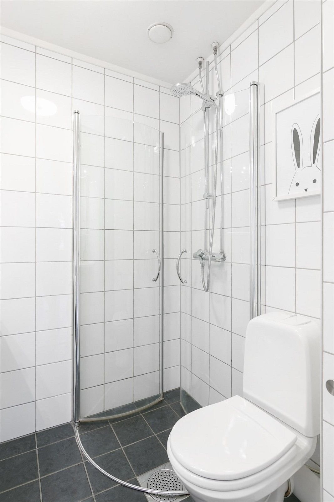 Badet ble oppgradert med nye varmekabler og gulvfliser i 2010, med ny termostat installert i 2023. Nytt toalettet ble installert i 2020, og det ble lagt egen kurs for vaskemaskin i 2024. Galleribilde