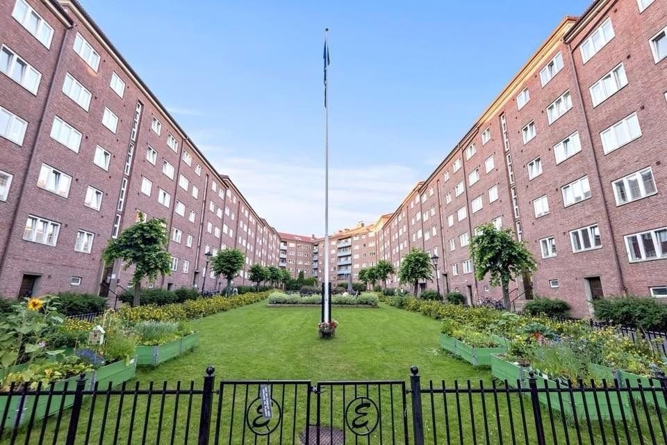 Bakgården i borettslaget er pent opparbeidet med gangarealer, store gressplener, pen beplantning og rikelig med sittegrupper. I parsellhagene kan man plante egne blomster og grønnsaker. Galleribilde