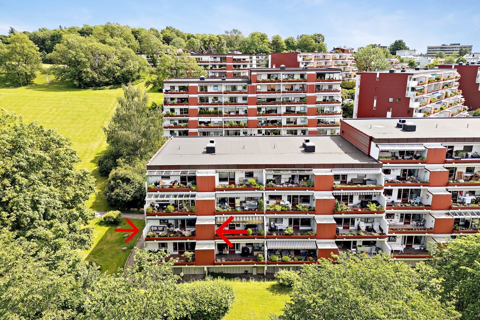 Terrasse er ekstra skjermet mot nabo da det er to boder som skiller terrassene Galleribilde