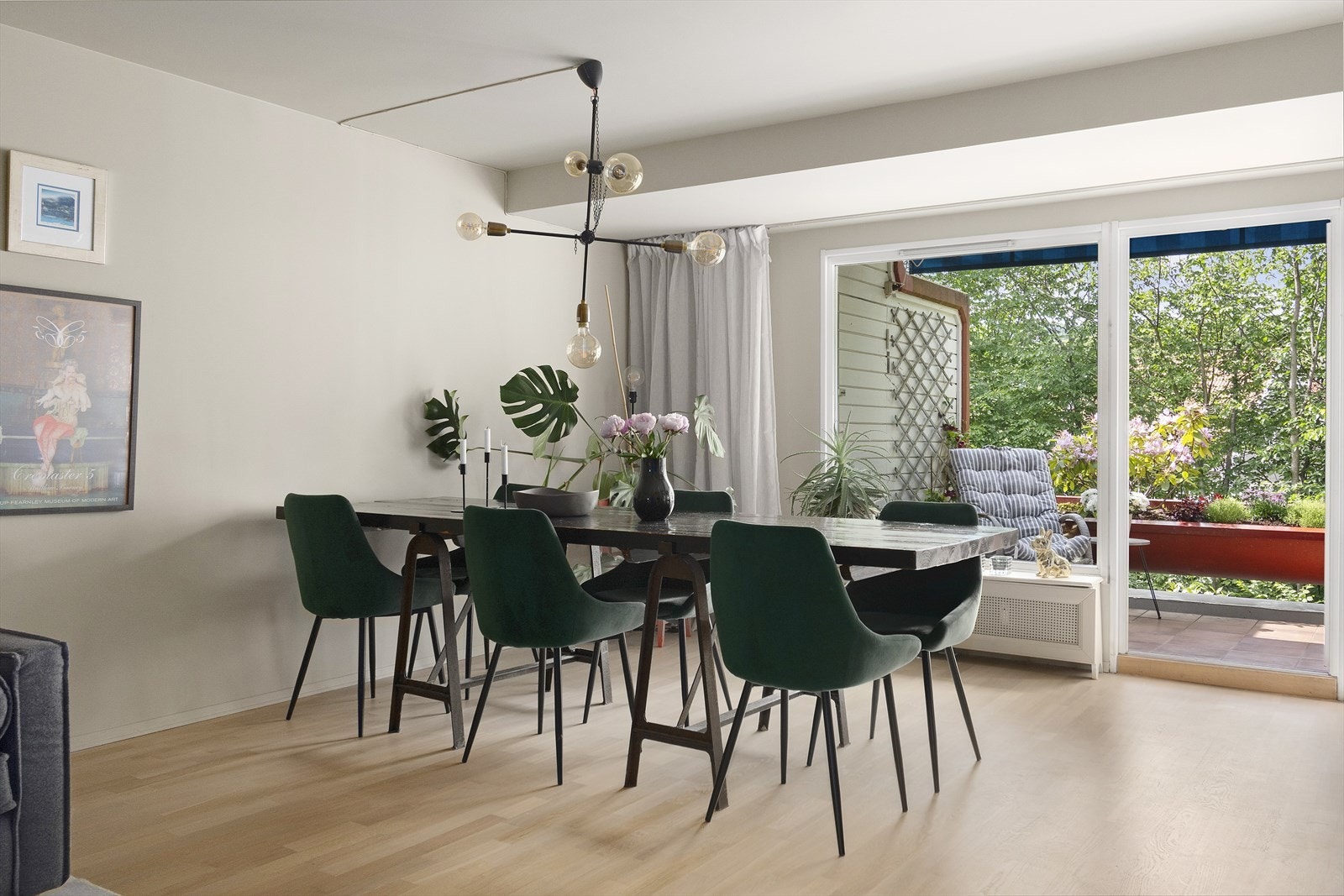 Spiseplass med god plass til å dekke opp med langbord. Galleribilde