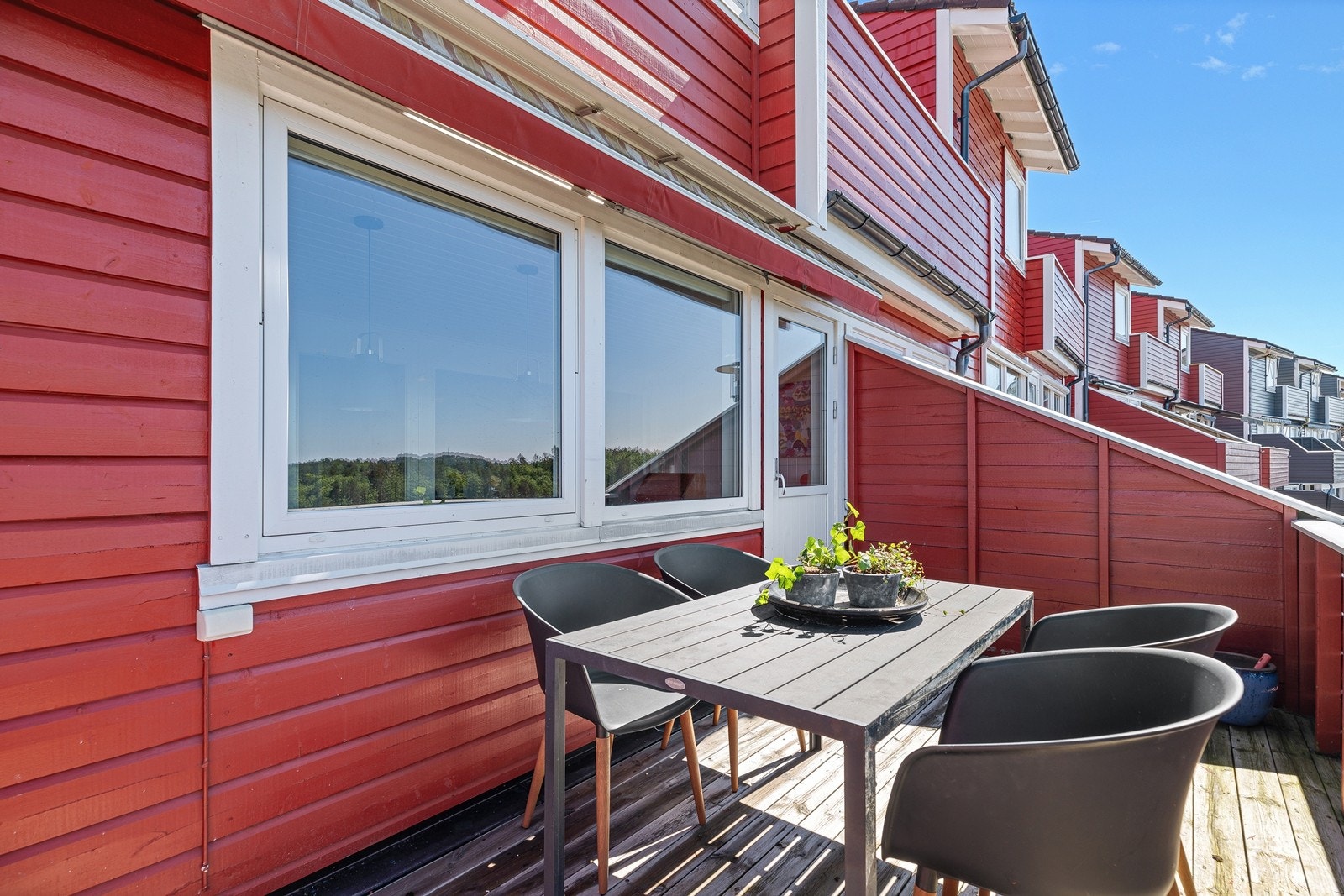 Fra stuen er det utgang til en av boligens fire uteplasser. Galleribilde
