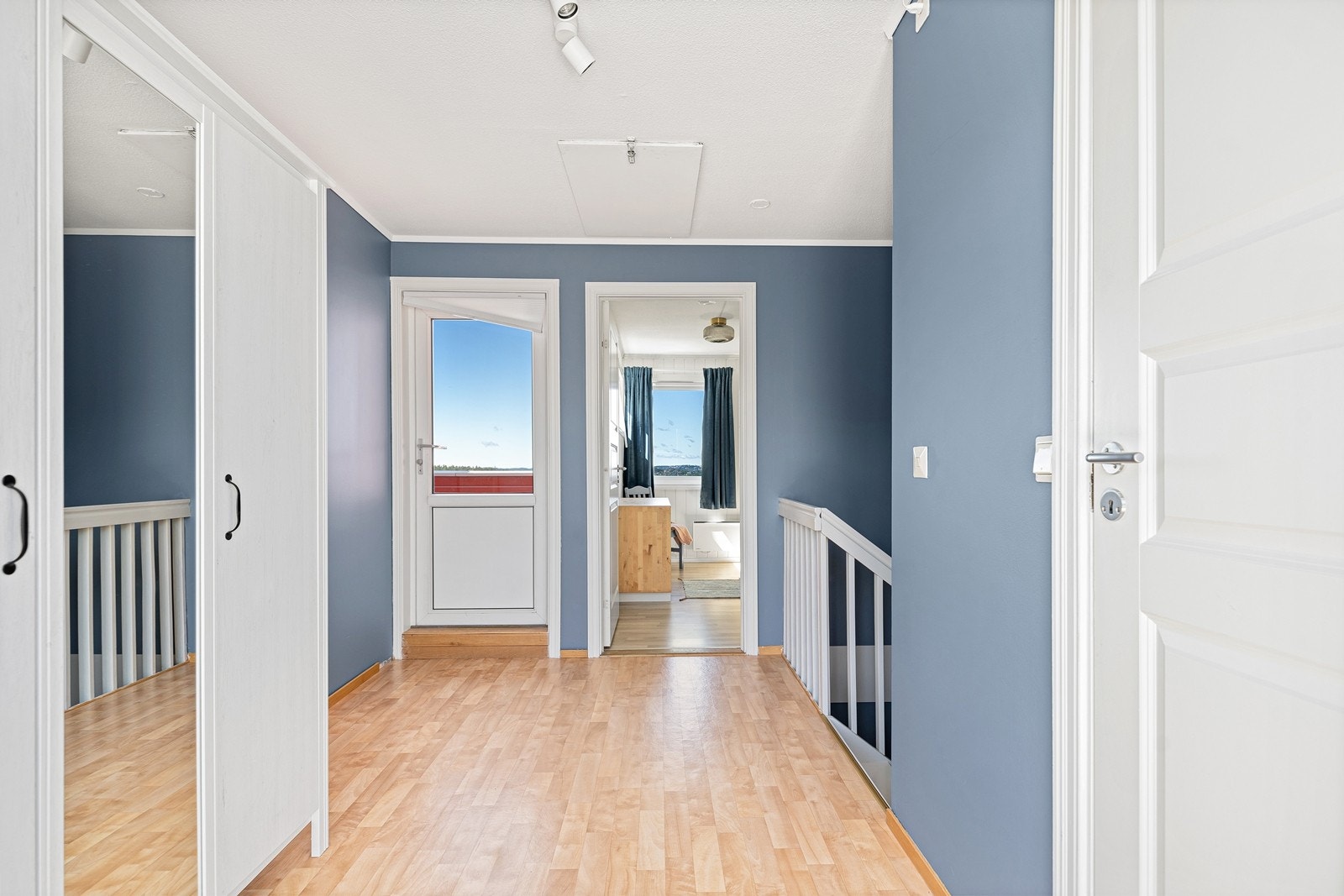 I 2. etasje finner du to soverom, bad samt utgang til to av uteområdene. Det er også inngang til loft. Galleribilde