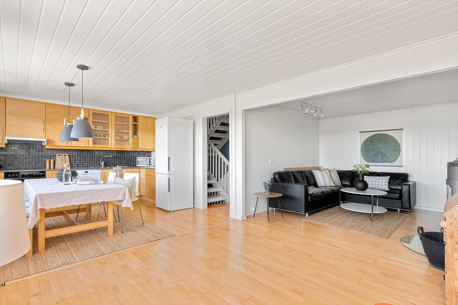 Stuen er romslig og har en naturlig sonedeling mellom spisestuen og sofakrok. Galleribilde