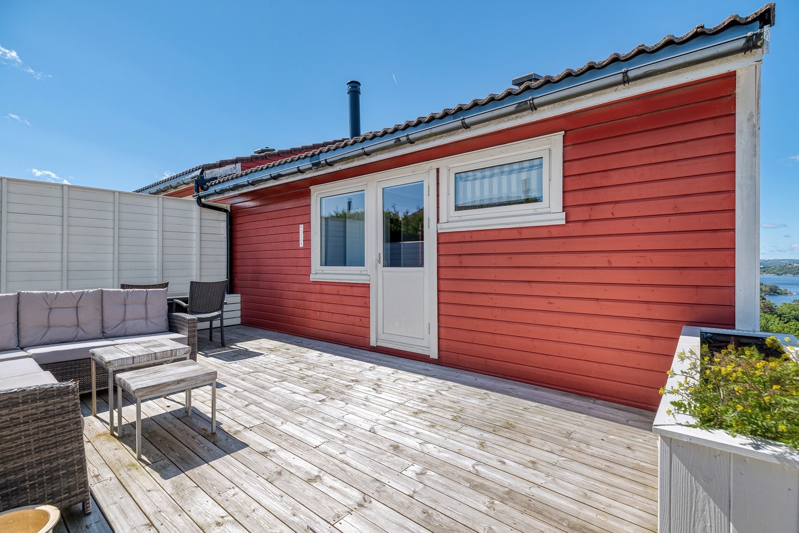 På baksiden finner du også et større uteområde med god plass til hagemøbler m.m. Fra enden er det også utsikt til sjøen. Galleribilde