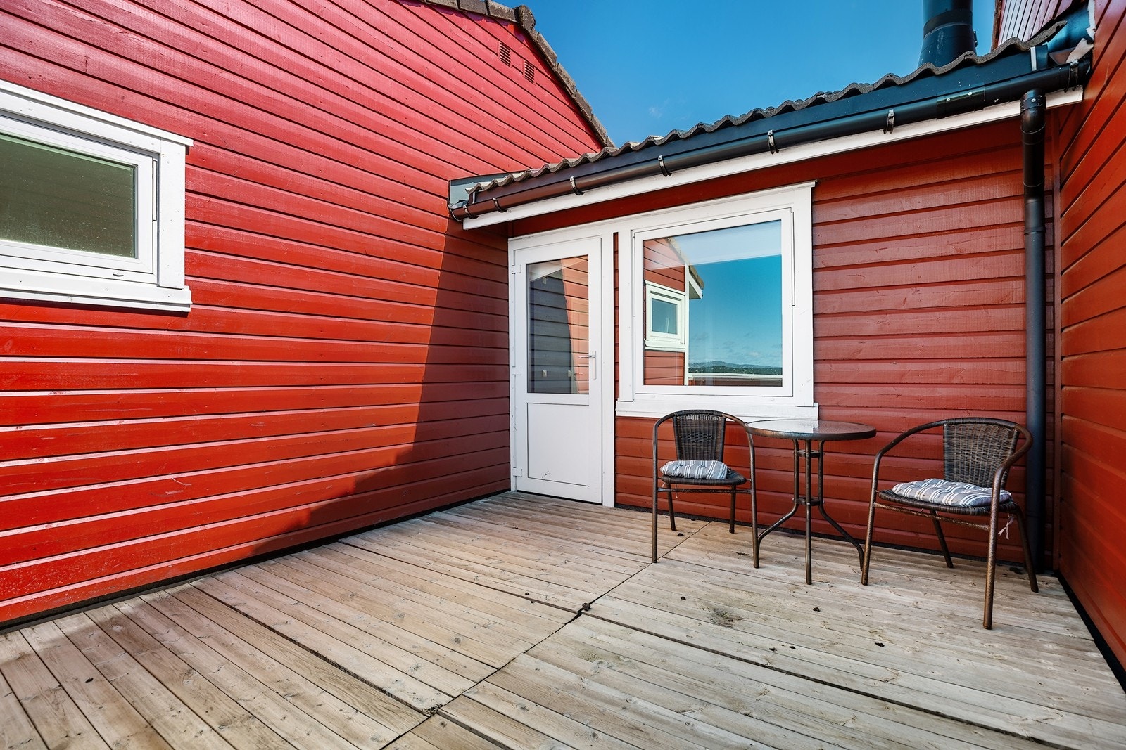 Terrassen kan være en lun krok på vindfulle dager og passer ypperlig som et sted hvor du kan trekke deg tilbake. Galleribilde