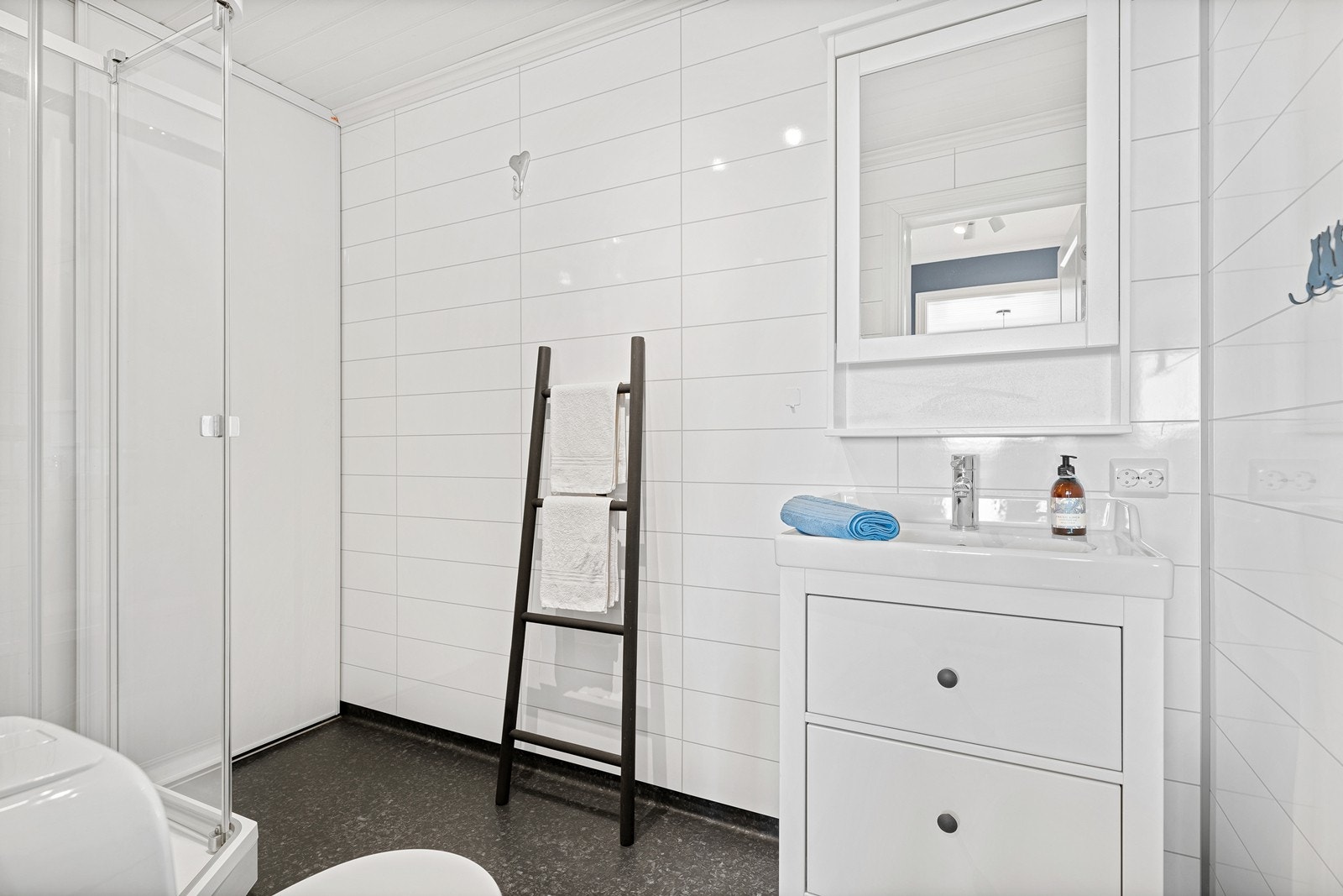 Badet i samme etasje som stue er oppgradert i 2016 med bl.a. nytt belegg på gulv, nye baderomsplater, nytt dusjkabinett, toalett og servant. Galleribilde