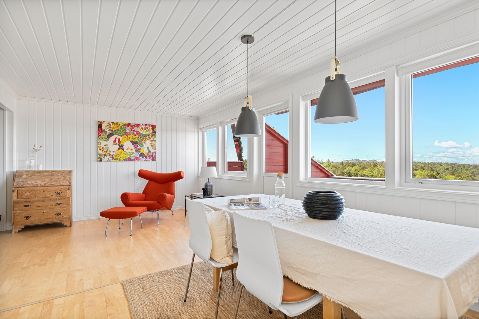 I stuen er det meget god plass til en større spisegruppe hvor du kan samle familie og venner til hyggelige middager. Galleribilde