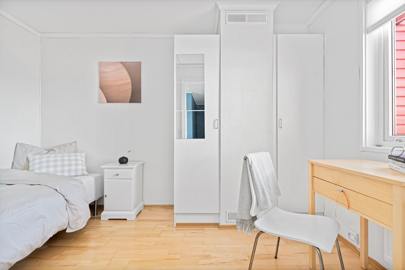 Soverom nr.2 passer også som barnerom, kontor eller det du måtte ha behov for. Galleribilde