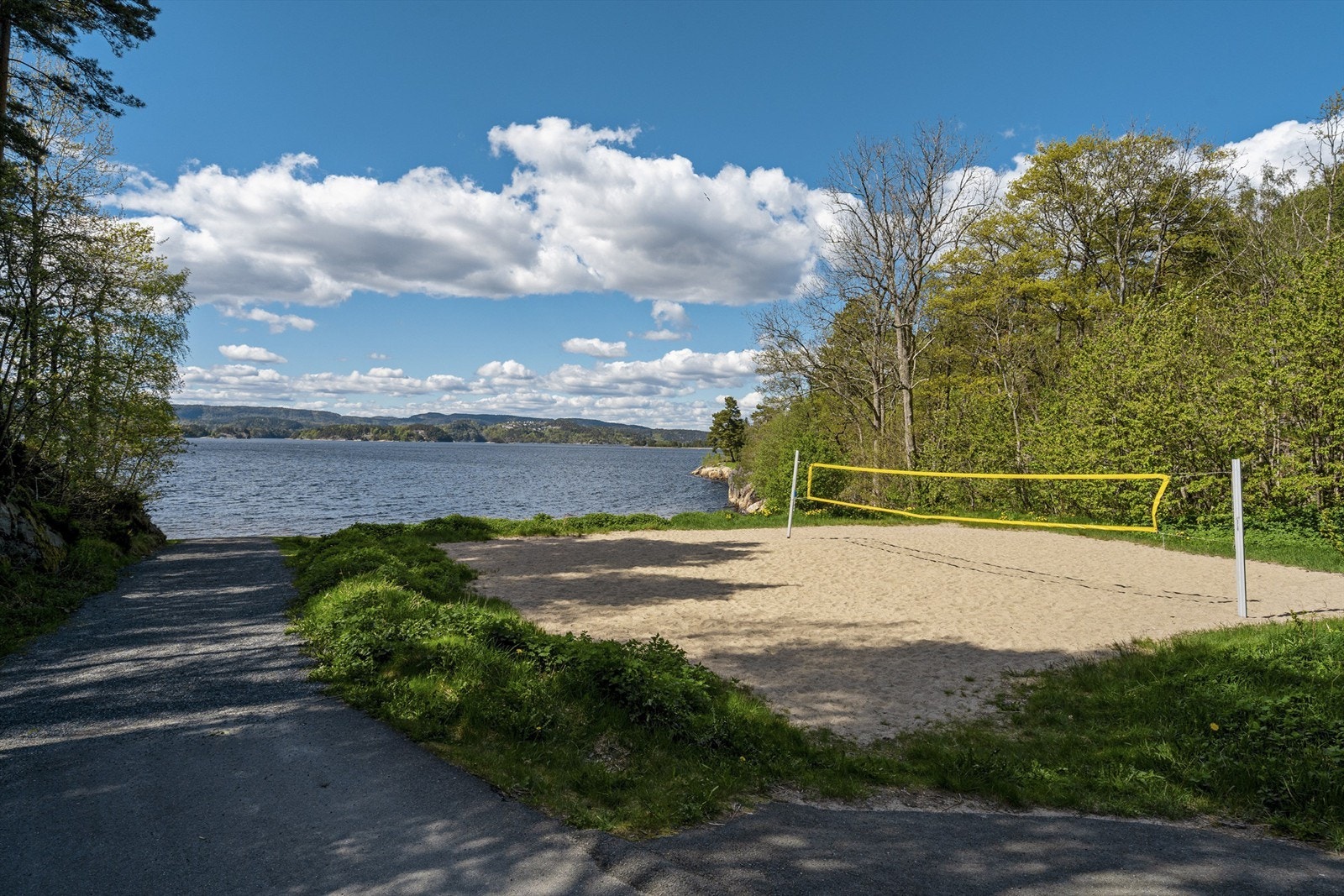 Like nedenfor borettslaget er det badestrand, volleyballbane samt padelbane utendørs. Galleribilde