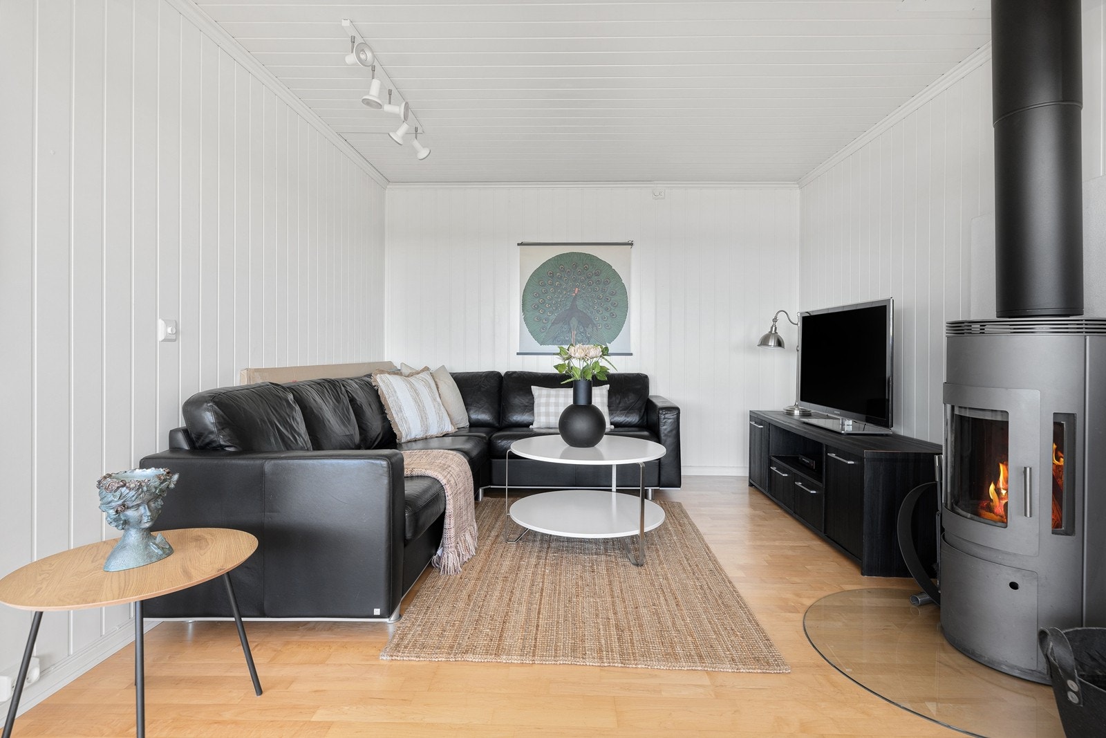 Det er satt inn en nyere peis som gir godt med varme på kaldere dager. Galleribilde