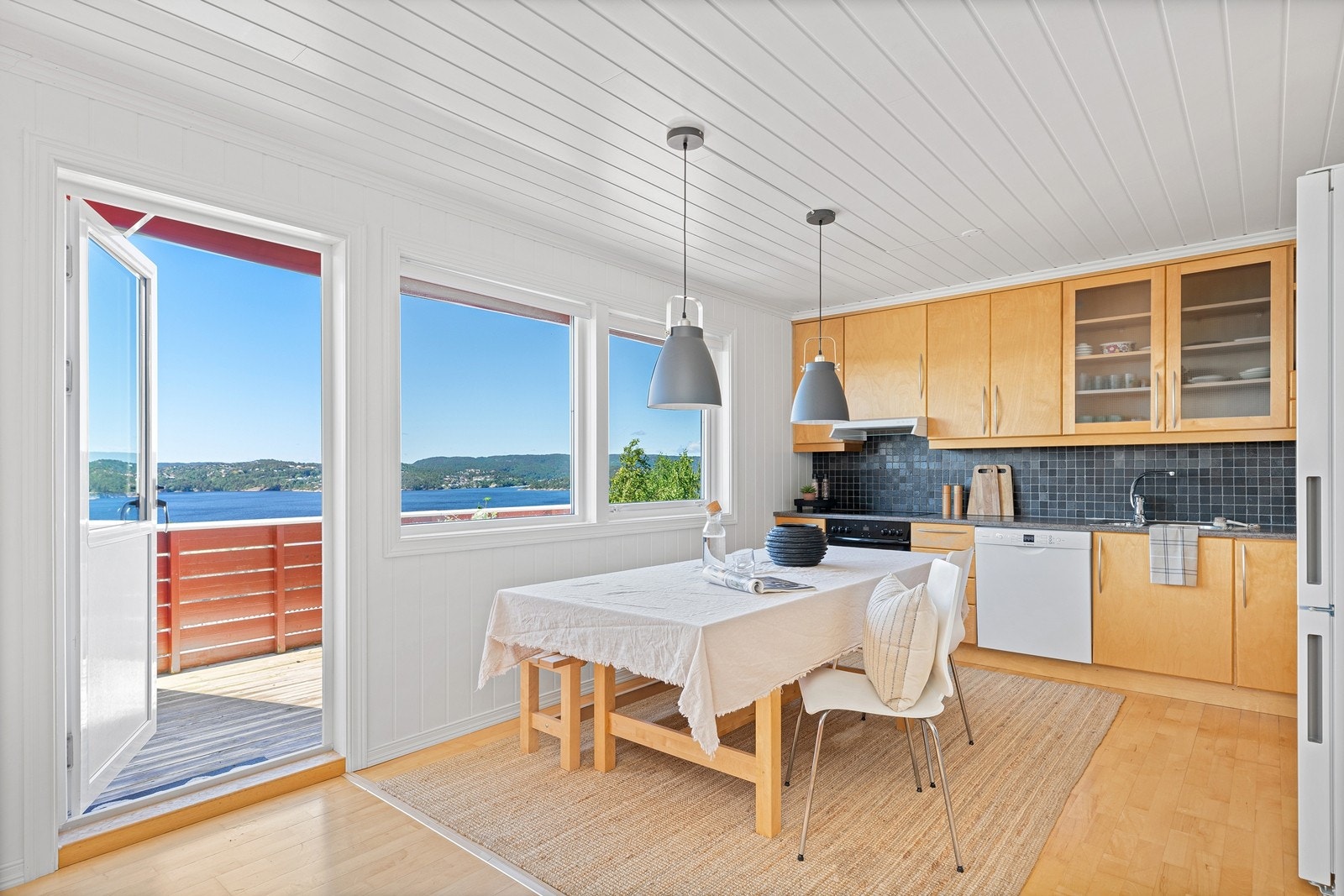 Her har du mulighet for å plassere en større spisegruppe hvor du kan samle familie og venner til hyggelige middager. Galleribilde