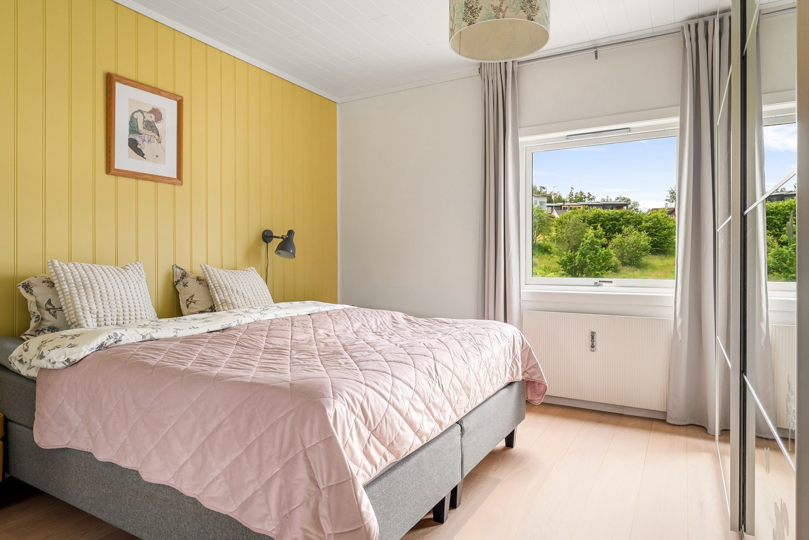 Leiligheten har to store soverom på henholdsvis 13 m² og 13,7 m² Galleribilde