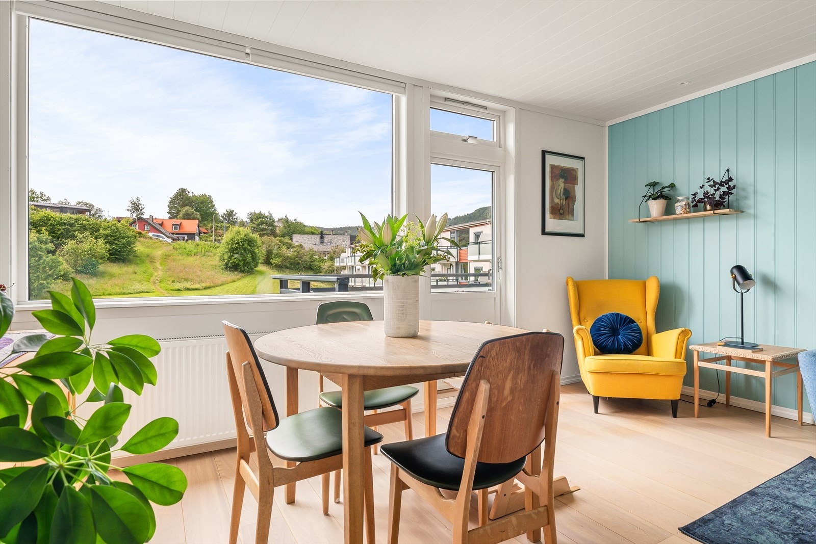 Store vindusflater sørger for godt med dagslys og hjelper til med å gjøre dette til et trivelig oppholdsrom Galleribilde