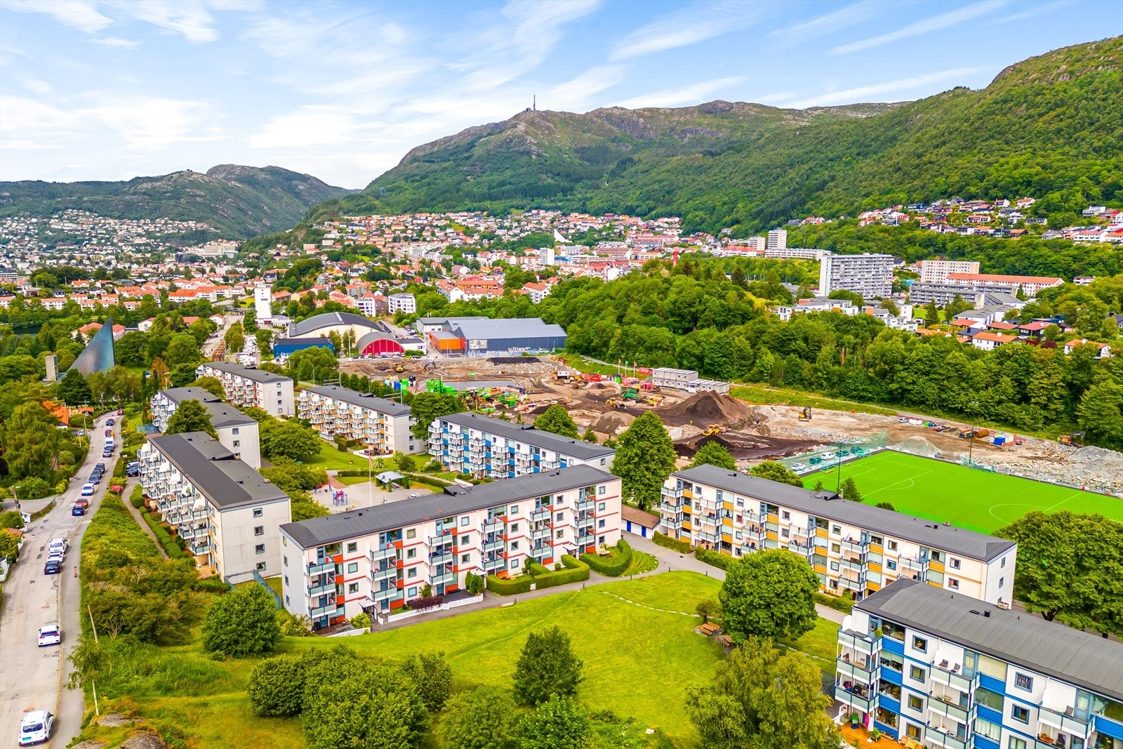 Innenfor kort gangavstand ligger Sletten senter hvor man har de fleste servicetilbud som dagligvarebutikk, vinmonopol, blomsterbutikk, apotek, samt bybanestopp Galleribilde