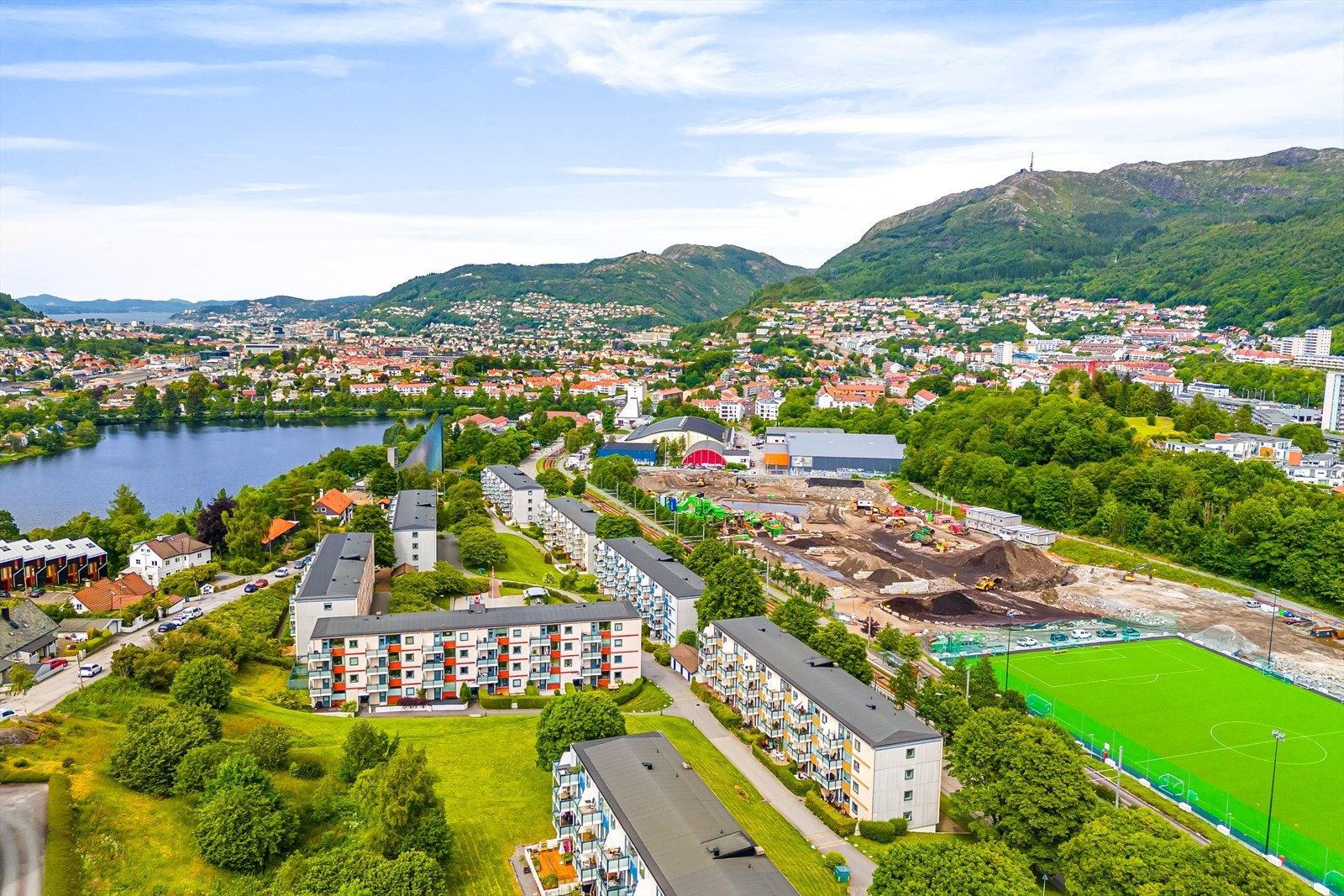 For den turglade kan det anbefales å spasere eller jogge rundt Tveitevannet, ellers er Nattlandsfjellet og over ryggen til Ulriken en kjempefin tur Galleribilde