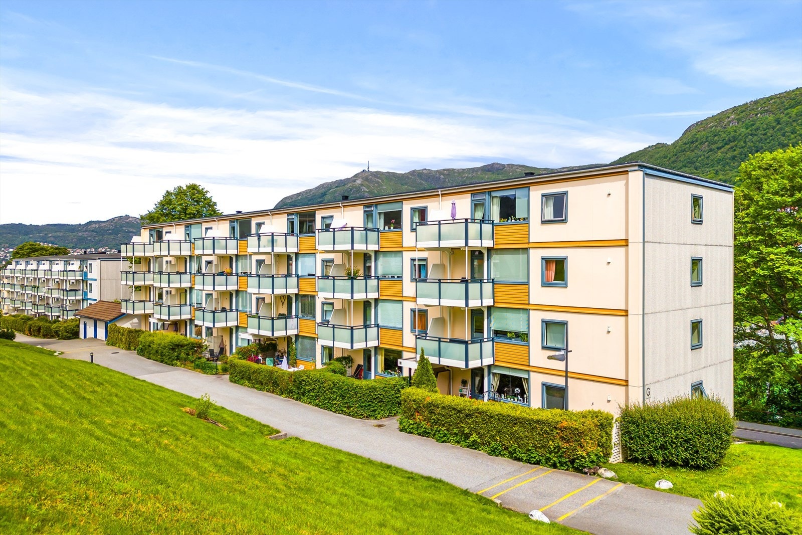 Eiendommen ligger i et rolig og etablert boligområde med nærhet til det meste Galleribilde