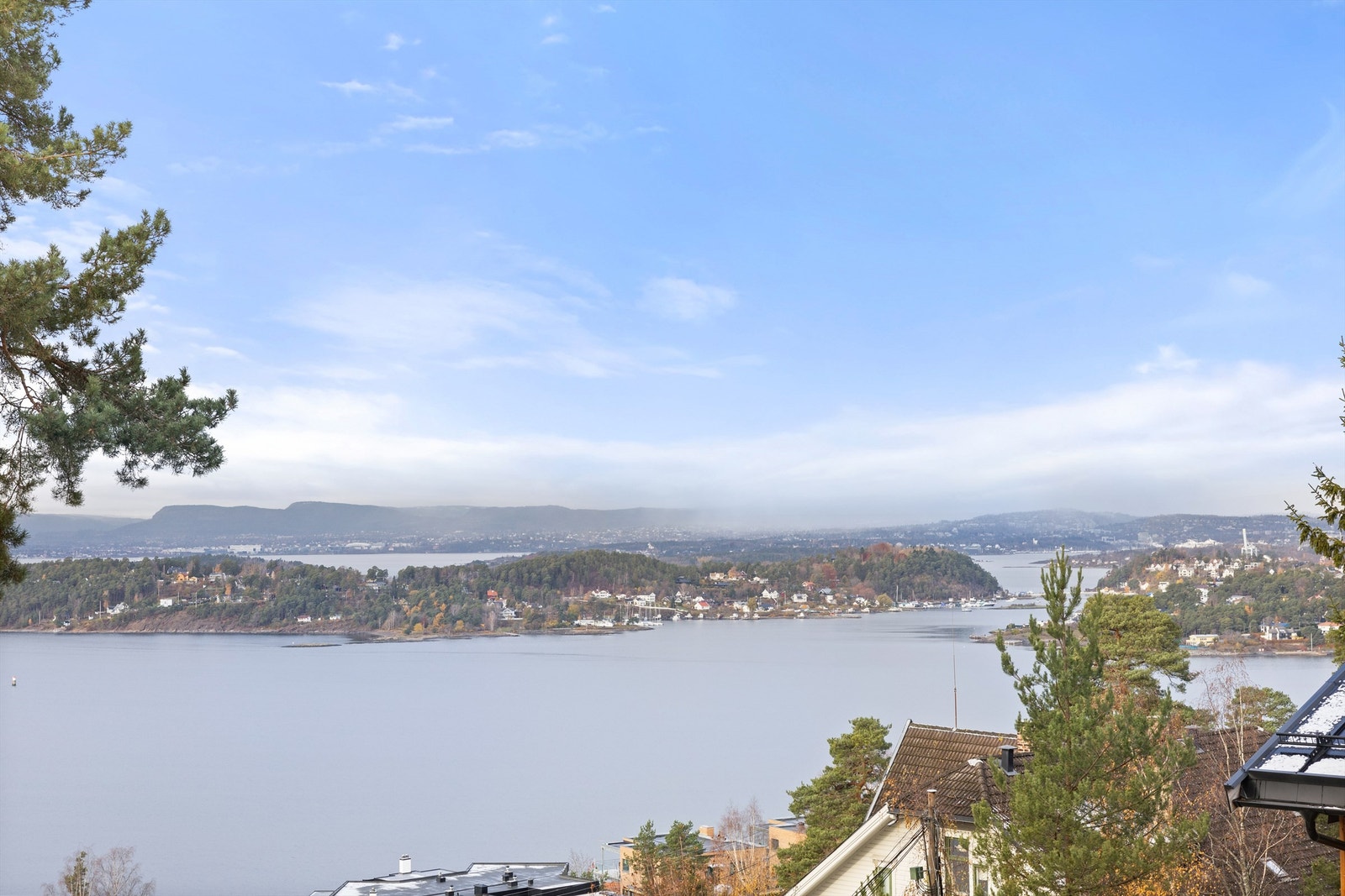 Fantastisk utsikt over fjorden, øyene og byen. Galleribilde
